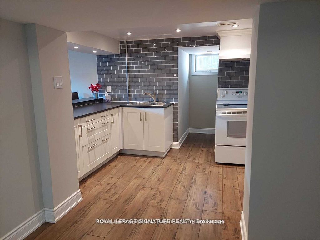 2587 Burslem Road Bsmt, Mississauga, ON L5A 2R5 photo 4