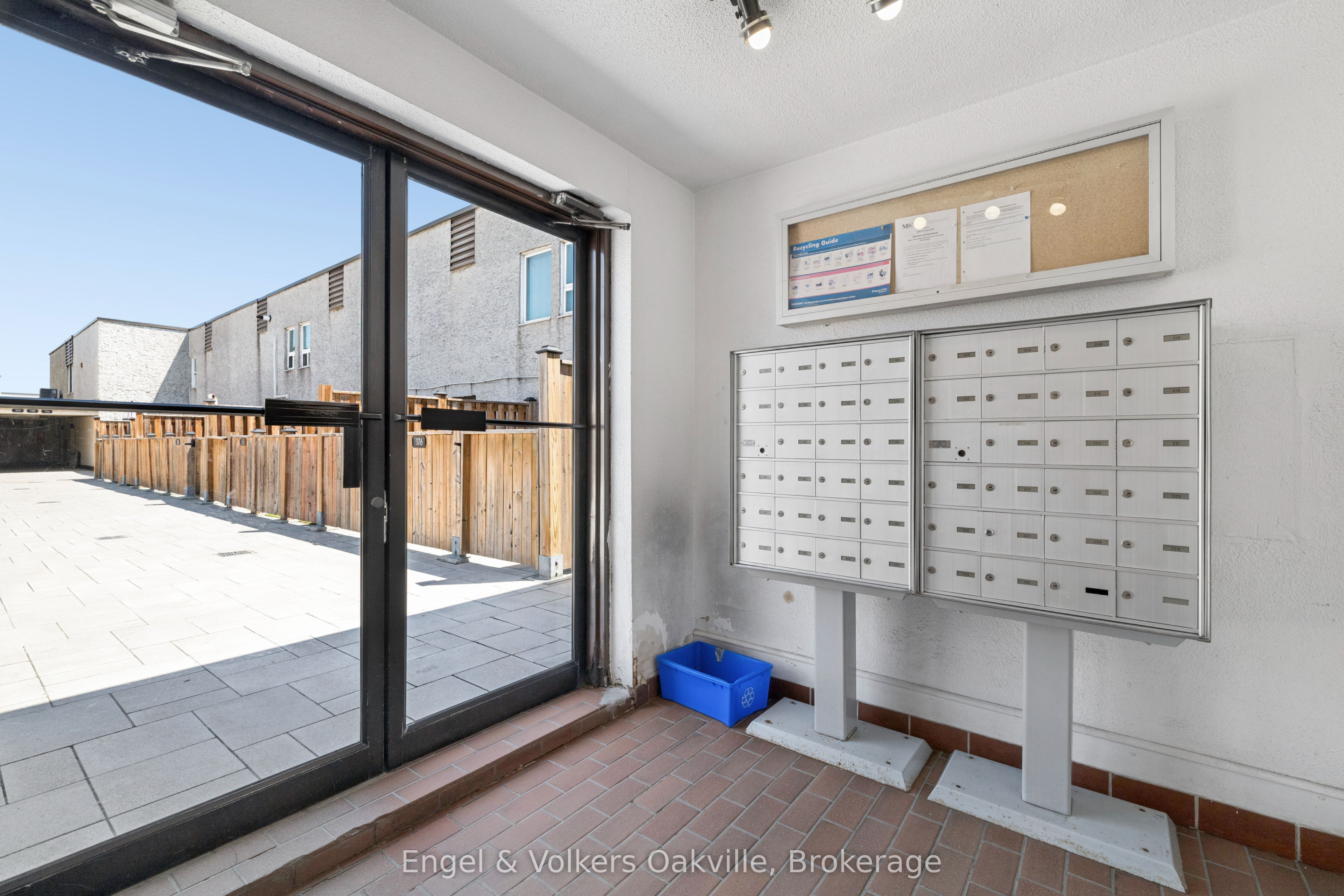 1055 E Dundas Street E 184, Mississauga, ON L4Y 3X6 photo 2