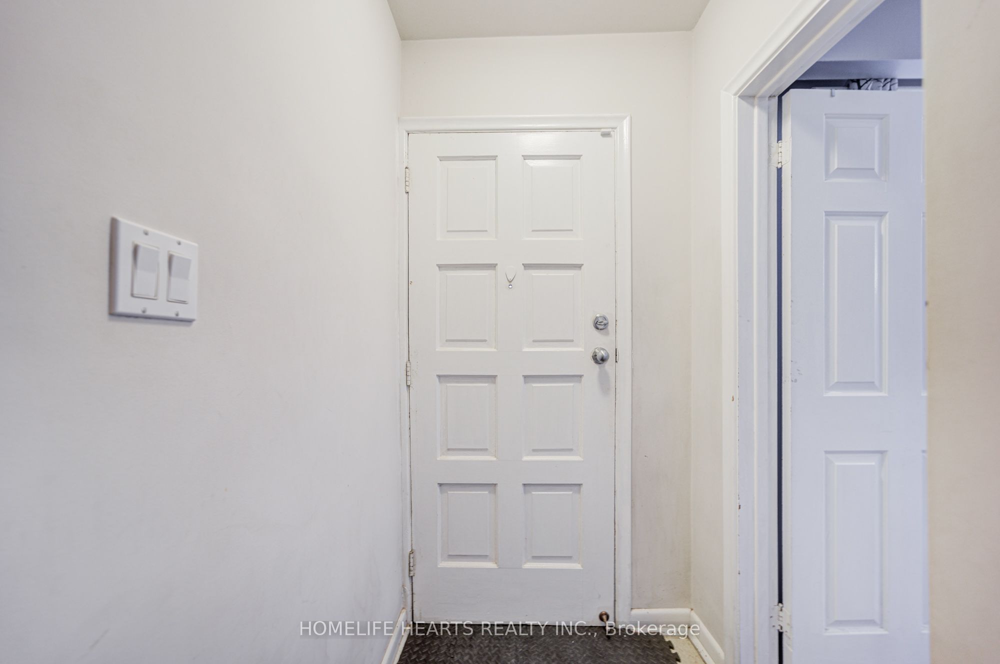 23 Broadview Avenue, Mississauga, ON L5H 2S8 photo 4