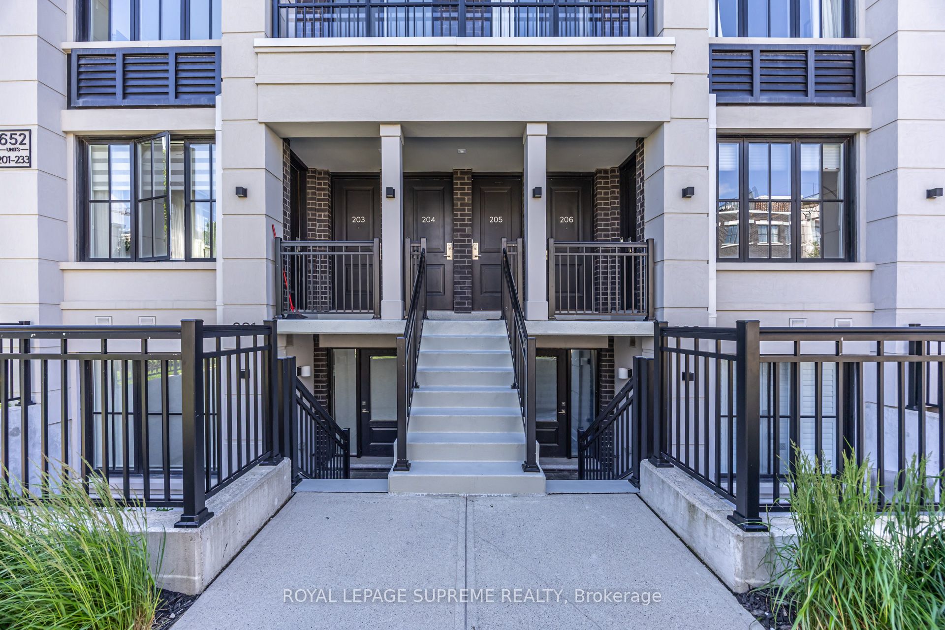 652 Cricklewood Drive 207, Mississauga, ON L5G 0A5 photo 2