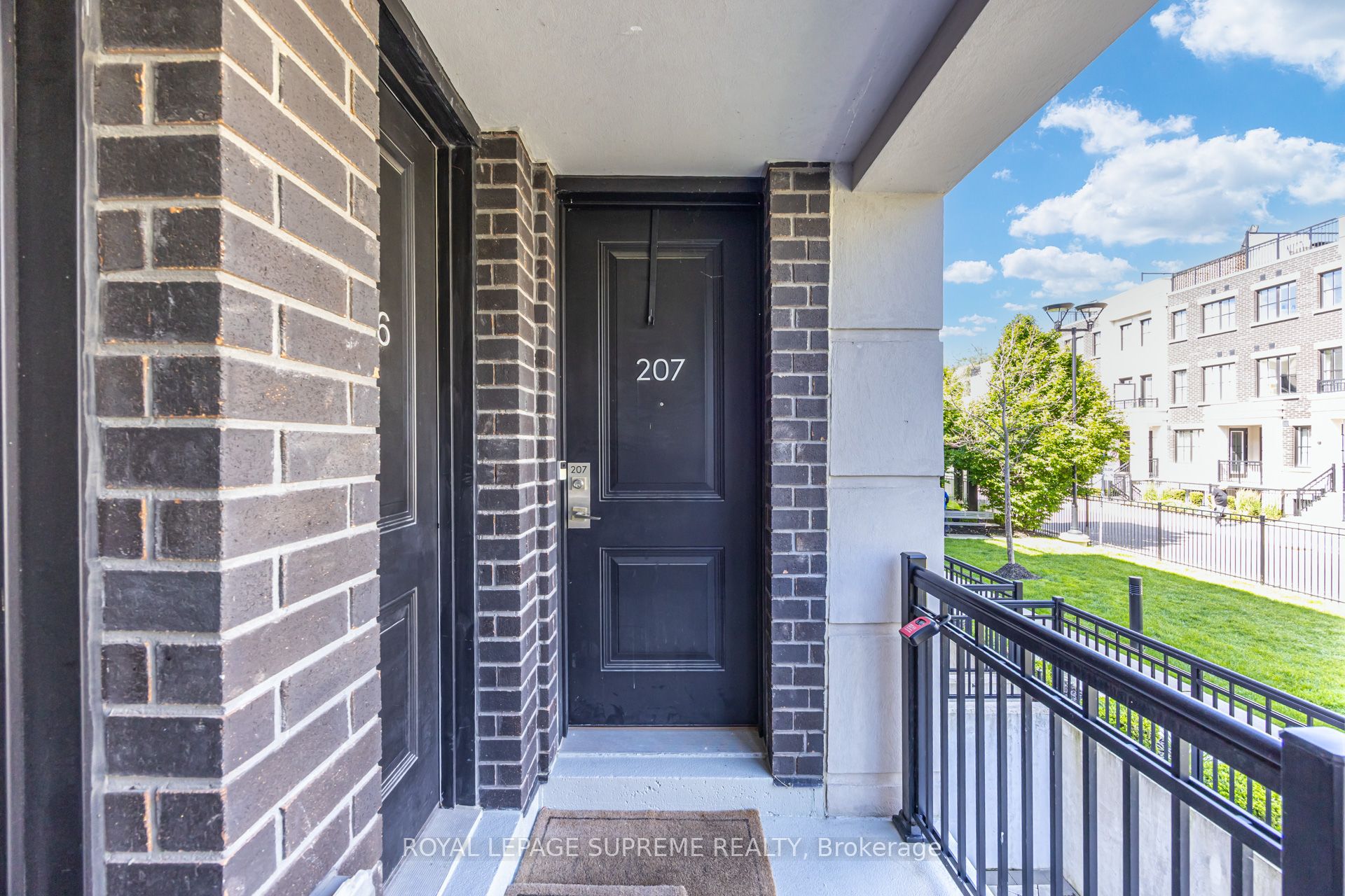 652 Cricklewood Drive 207, Mississauga, ON L5G 0A5 photo 3