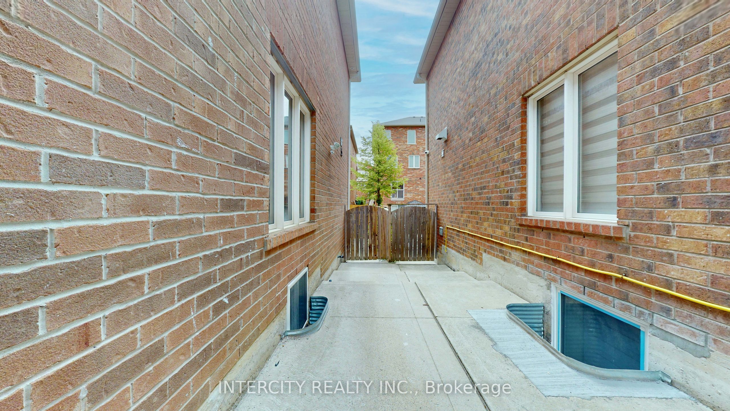 392 Derrydale Drive Lower, Mississauga, ON L5W 0E1 photo 3