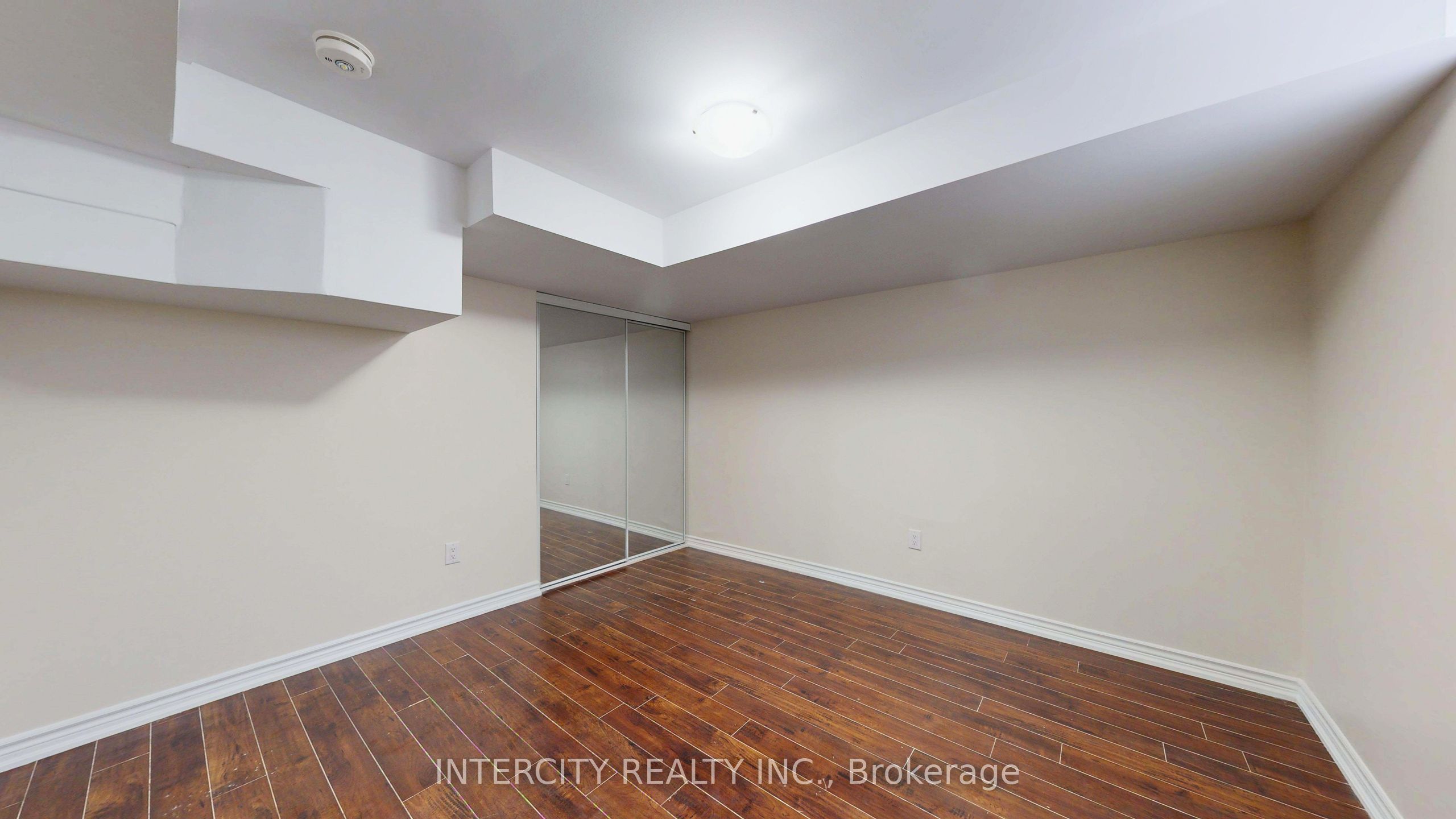 392 Derrydale Drive Lower, Mississauga, ON L5W 0E1 photo 4