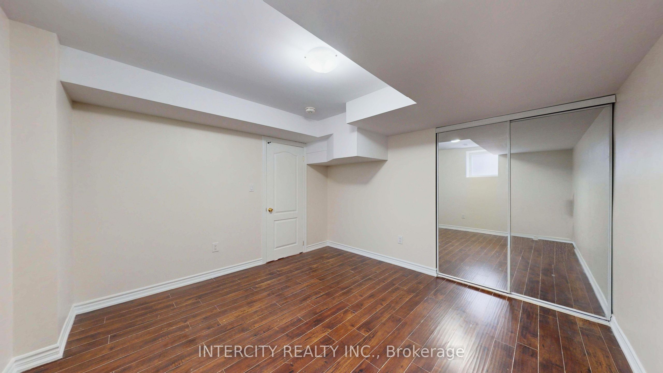 392 Derrydale Drive Lower, Mississauga, ON L5W 0E1 photo 5
