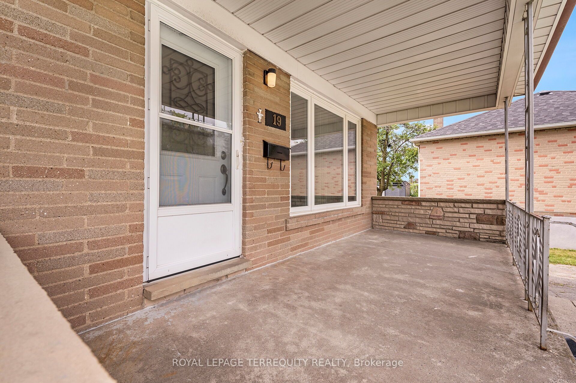 19 Battersea Crescent, Toronto, ON M6L 1G7 photo 2