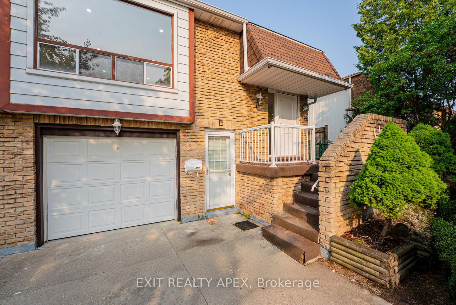 122 Centre Street N, Brampton, ON L6V 2Z3