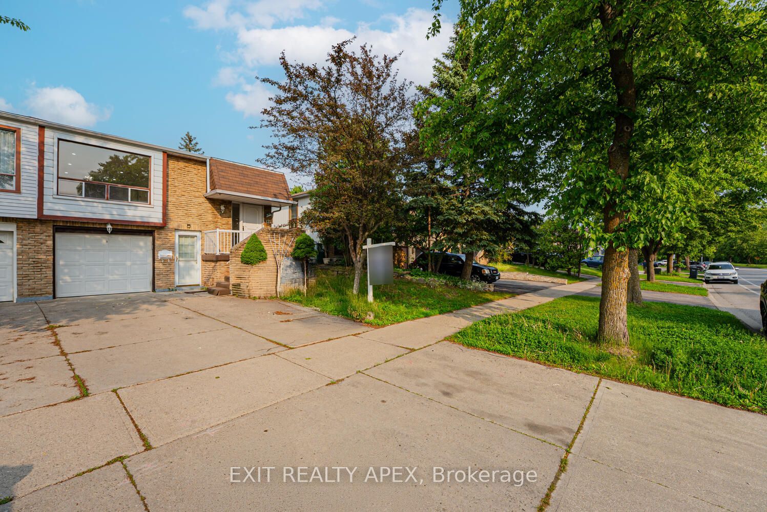 122 Centre Street N, Brampton, ON L6V 2Z3 photo 3