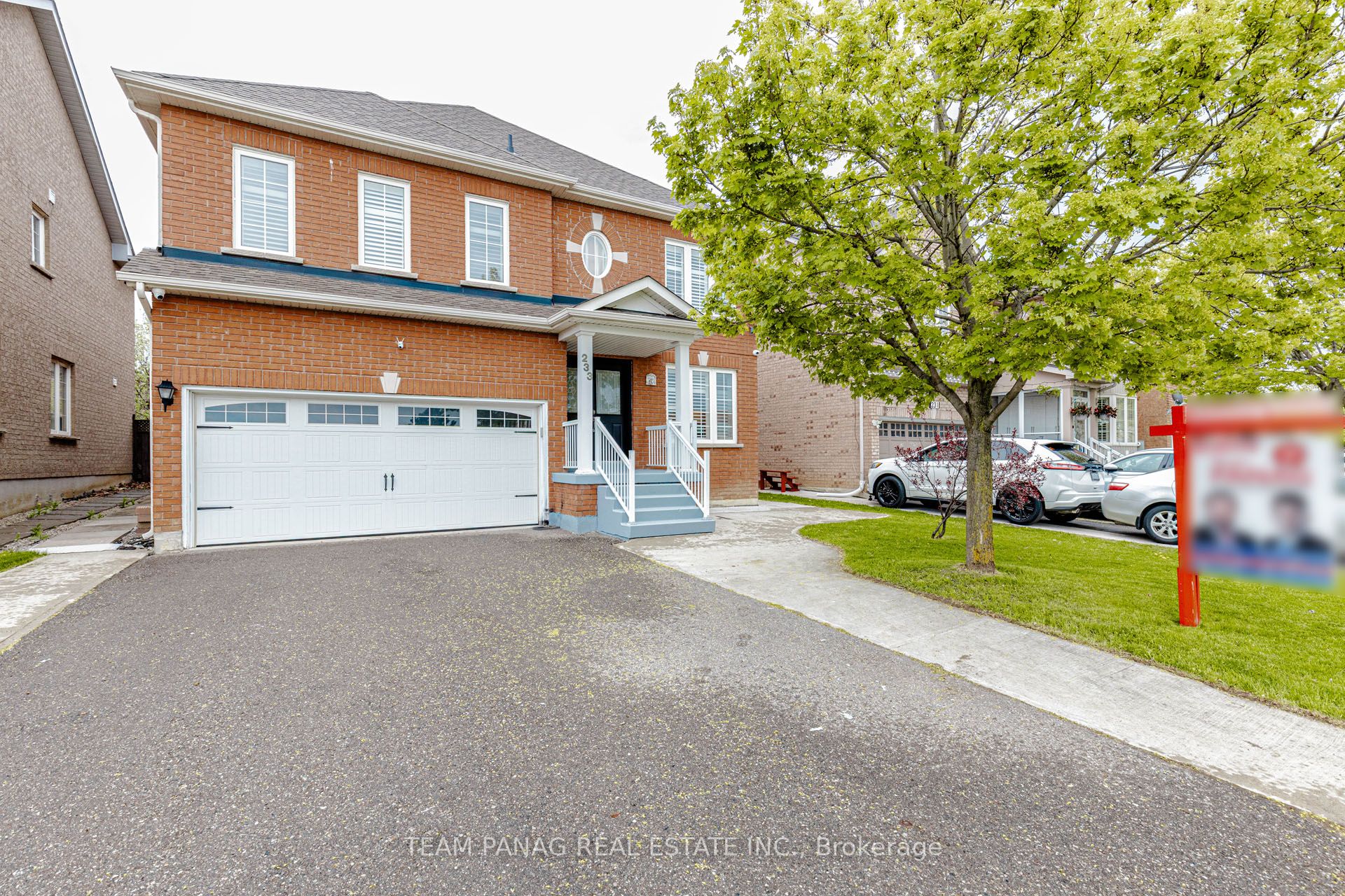 233 Queen Mary Drive, Brampton, ON L7A 3L3 photo 2
