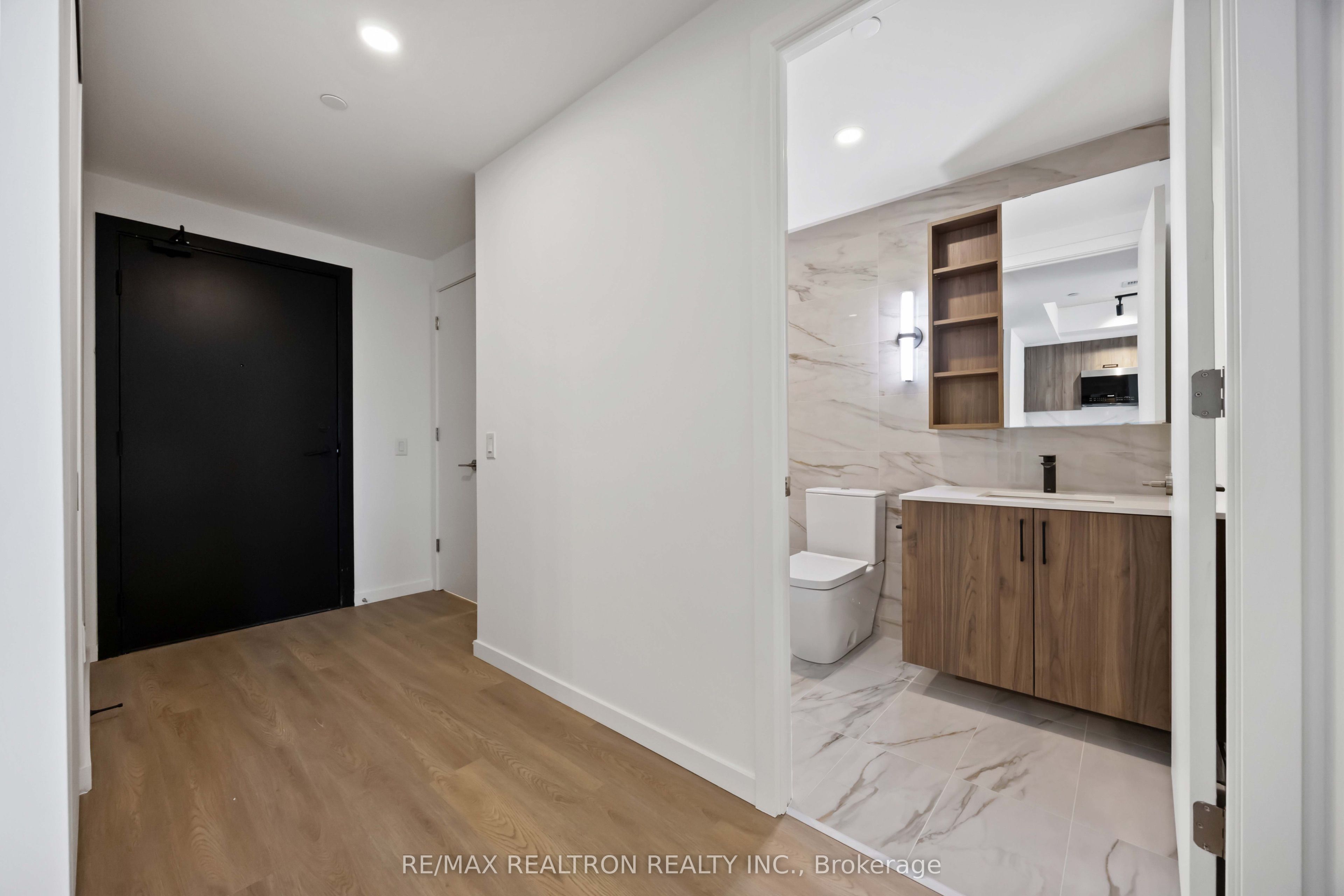 689 The Queensway, Toronto, ON M8Y 0C9 photo 2