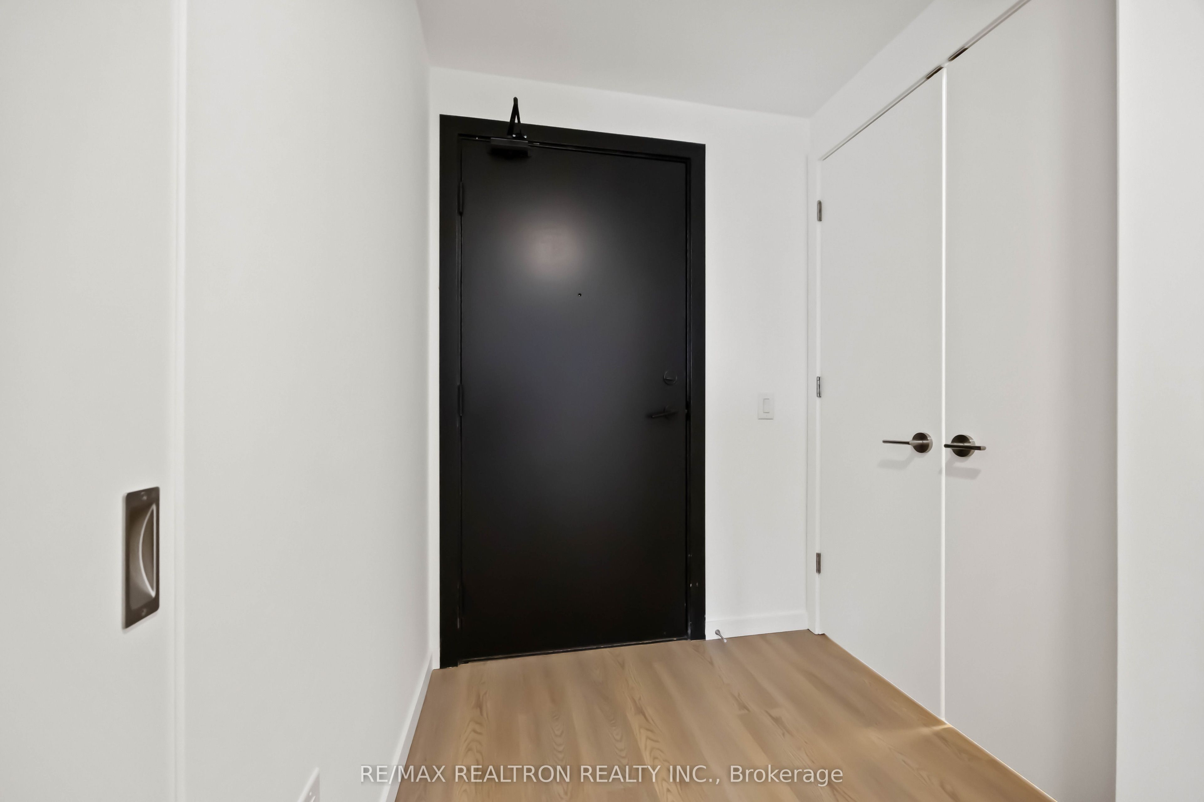 689 The Queensway, Toronto, ON M8Y 0C9 photo 3