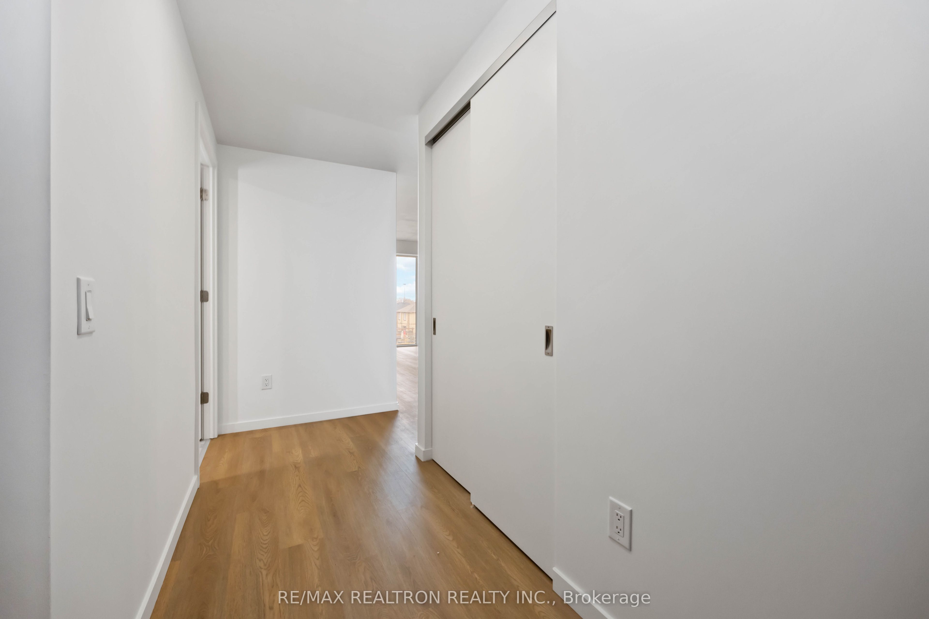 689 The Queensway, Toronto, ON M8Y 0C9 photo 4