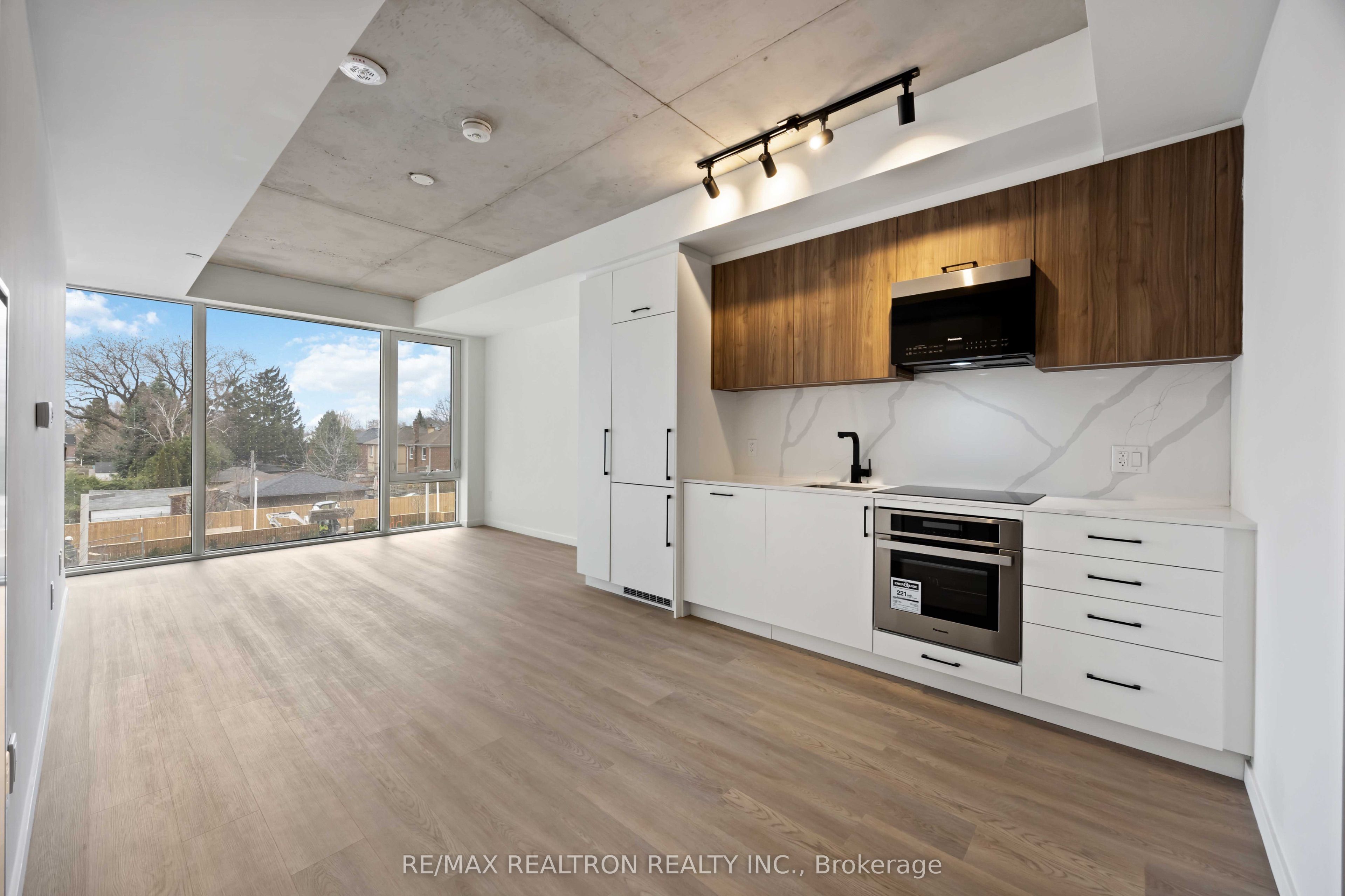 689 The Queensway, Toronto, ON M8Y 0C9 photo 5