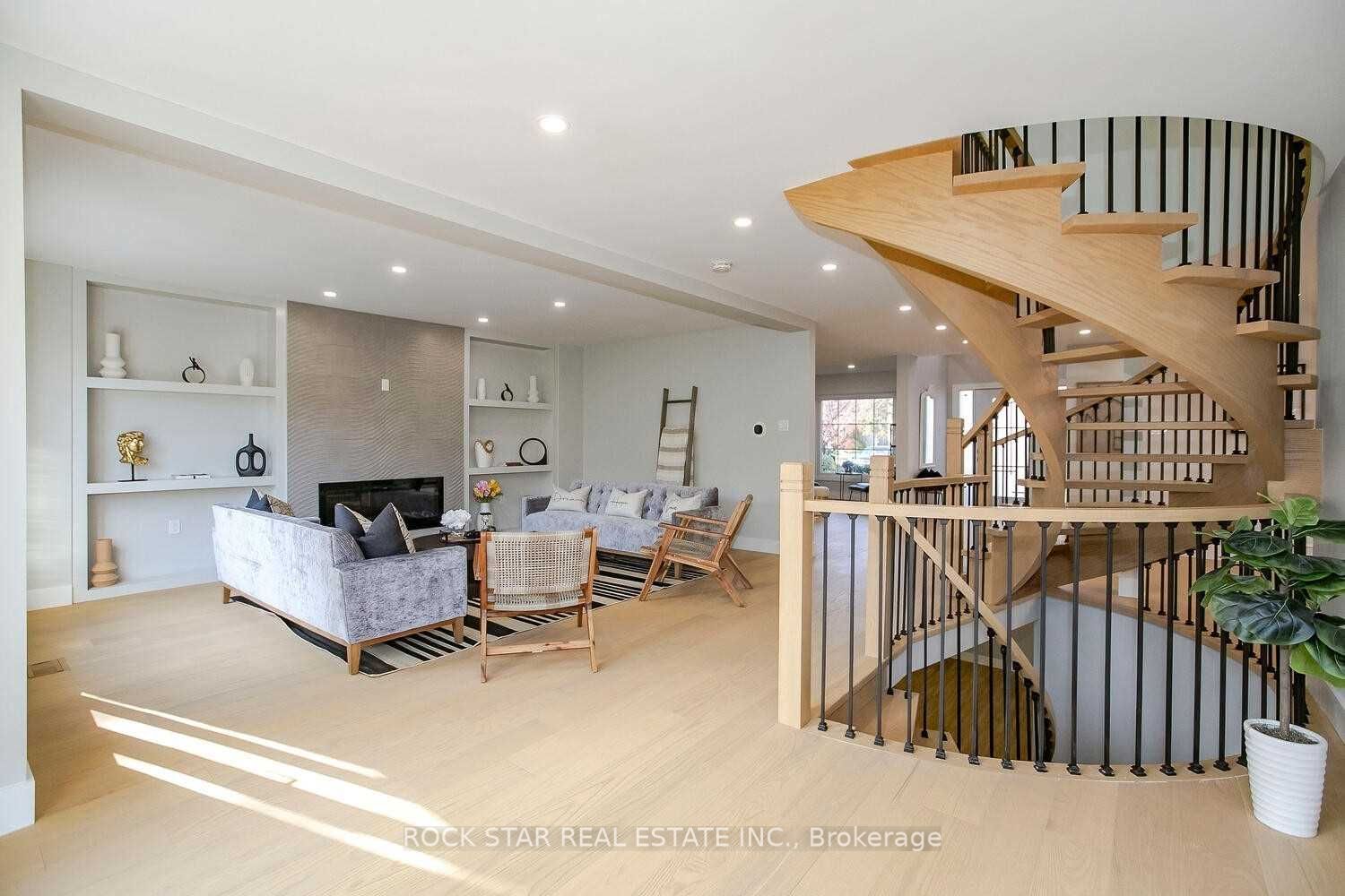 160 River Oaks Boulevard E, Oakville, ON L6H 5N7 photo 2