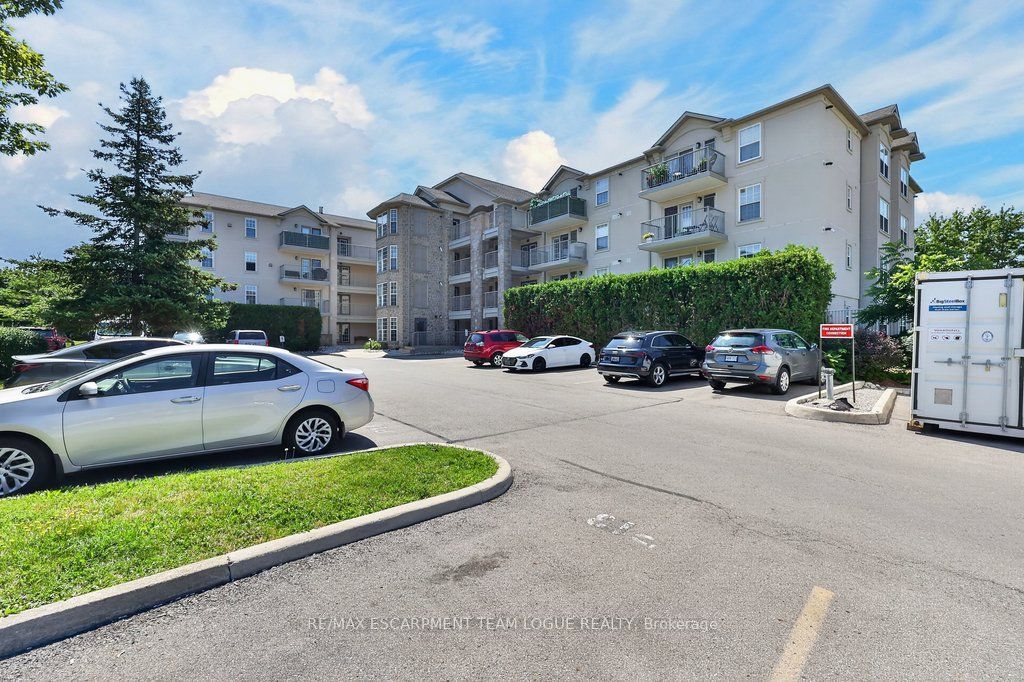 1450 Bishops Gate 105, Oakville, ON L6M 4N1 photo 2