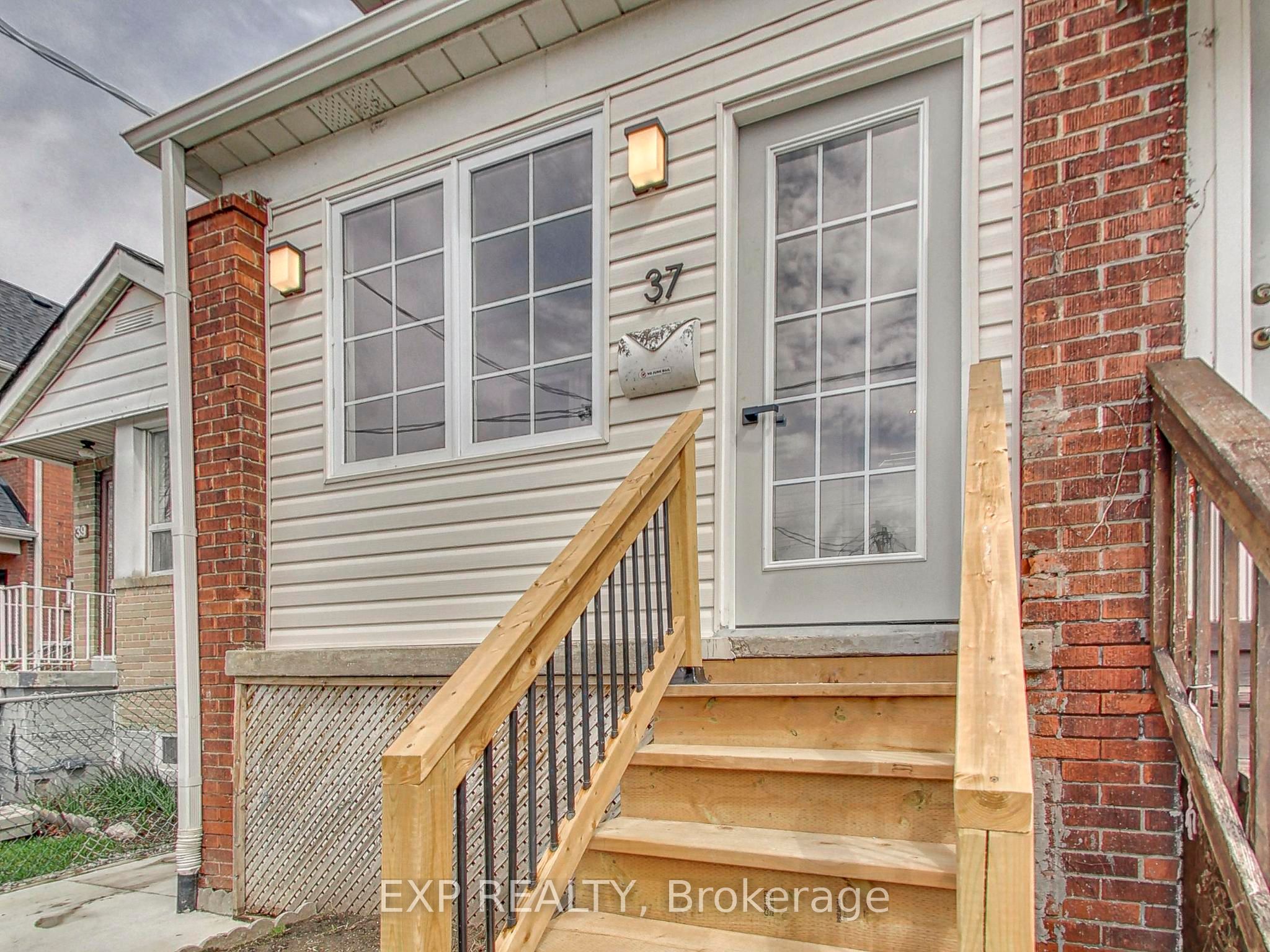 37 Gilbert Avenue, Toronto, ON M6E 4W2 photo 2