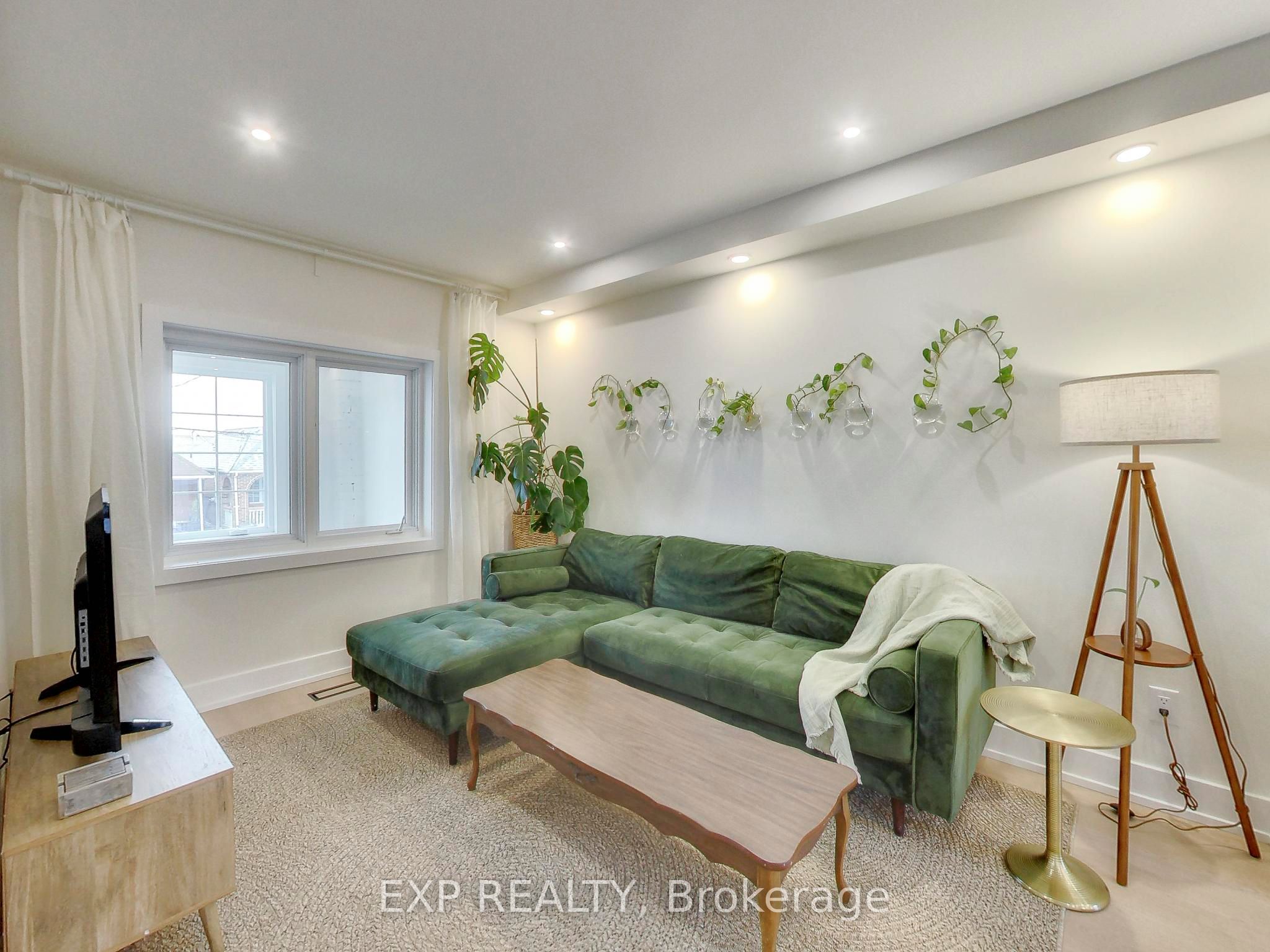37 Gilbert Avenue, Toronto, ON M6E 4W2 photo 5