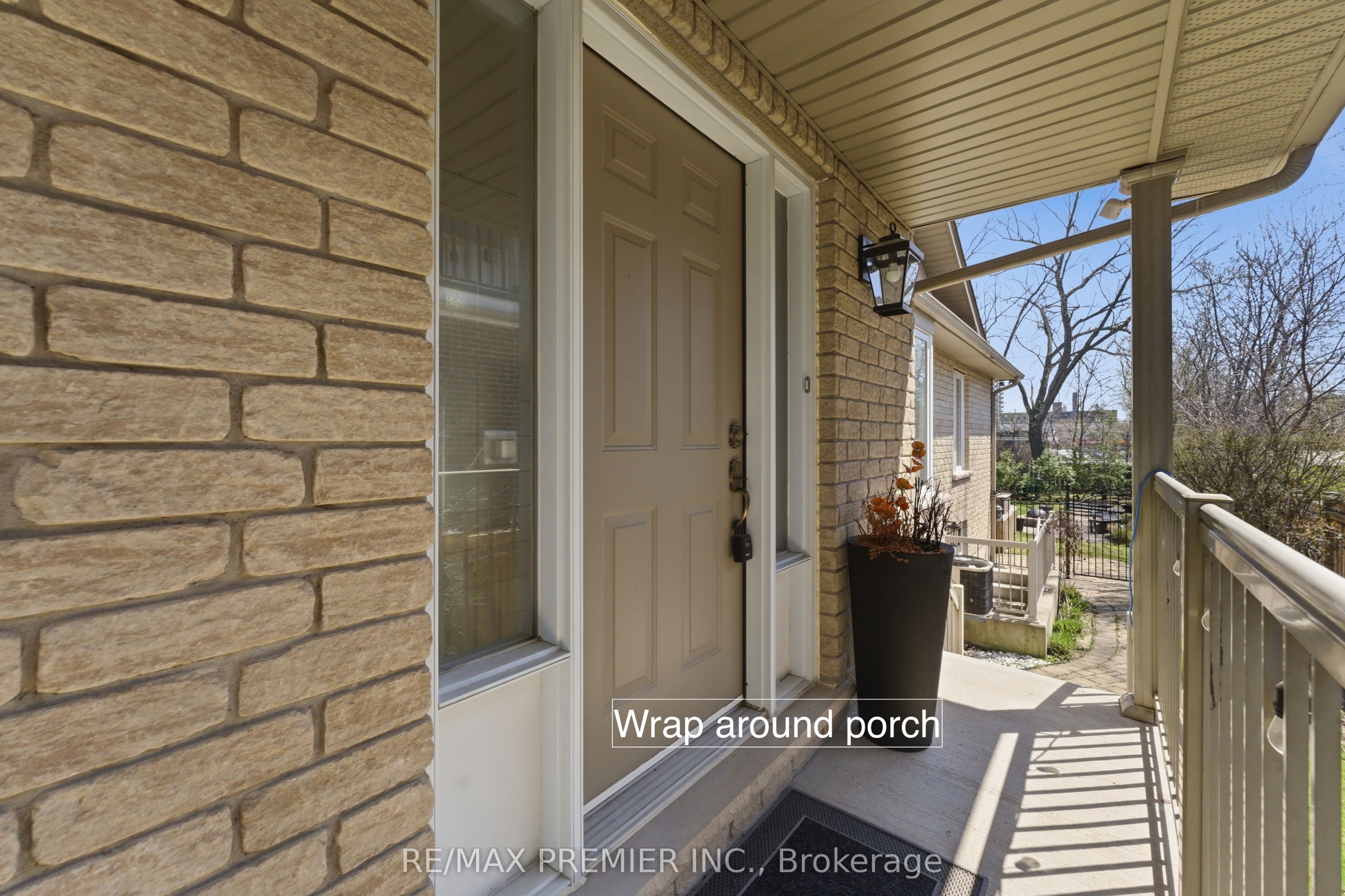 2304 Sovereign Street, Oakville, ON L6L 1L6 photo 3