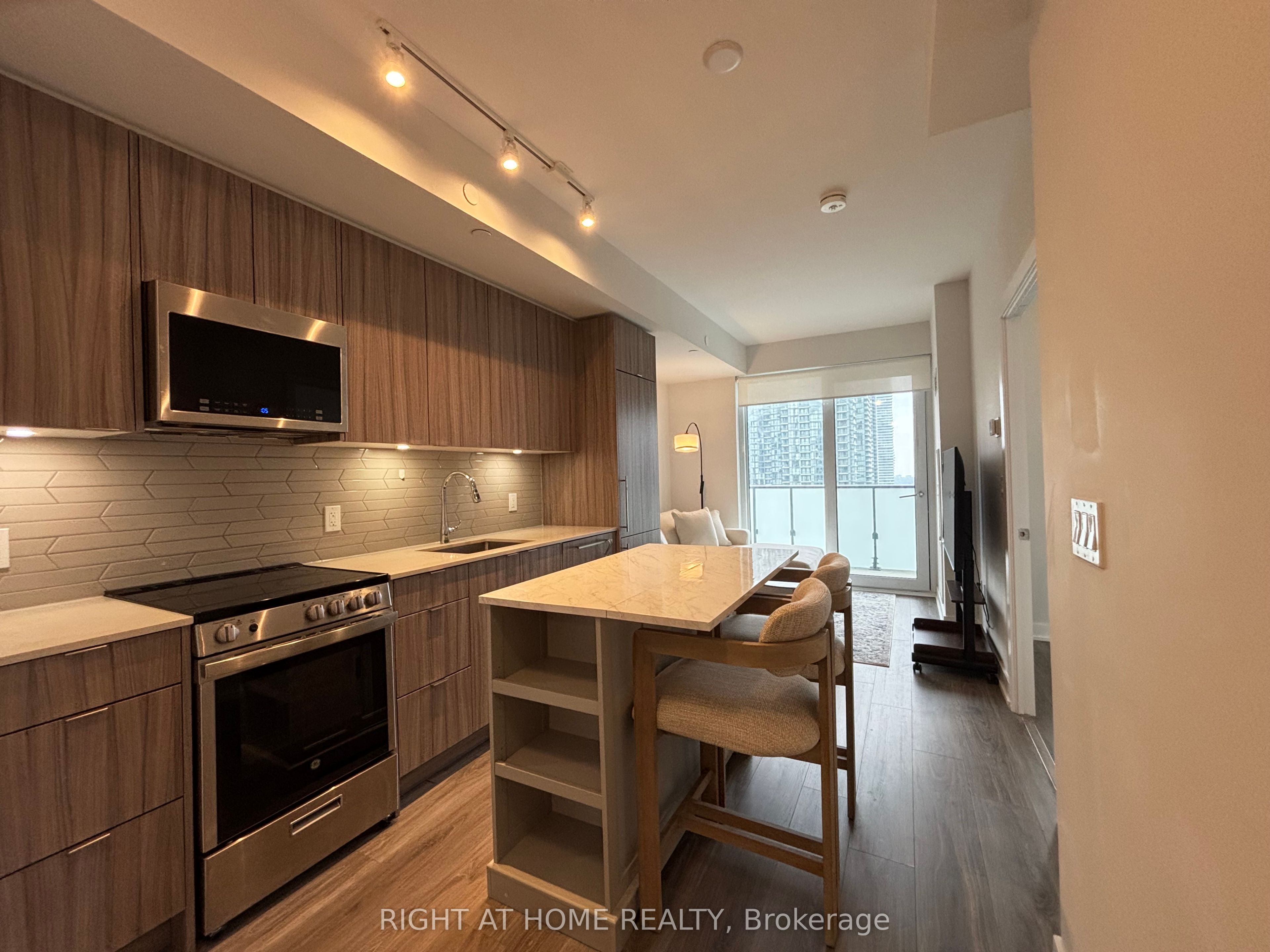 4130 Parkside Village Drive 1707, Mississauga, ON L5B 0L7 photo 3