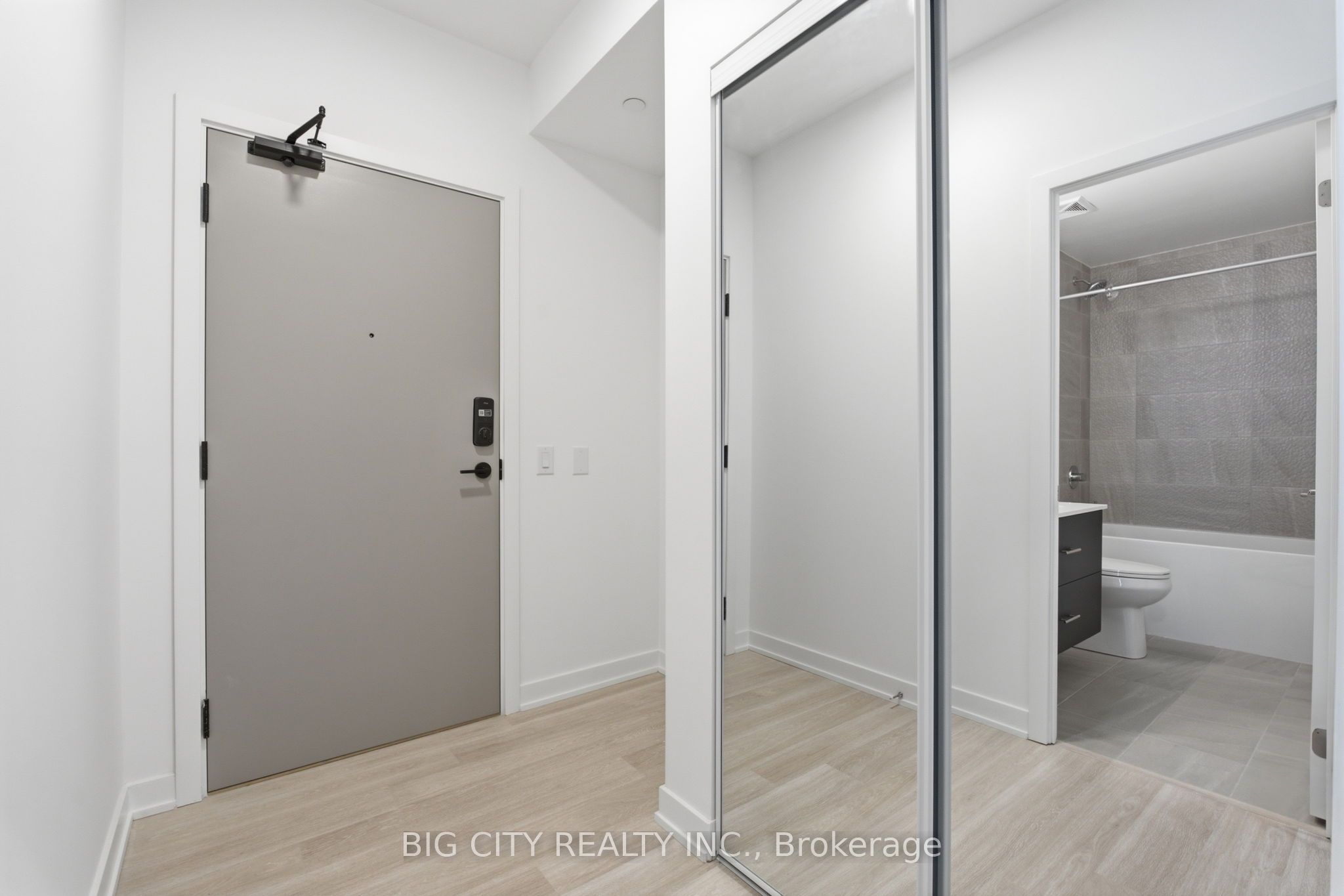 5105 Hurontario Street 1601, Mississauga, ON L4Z 0C9 photo 2