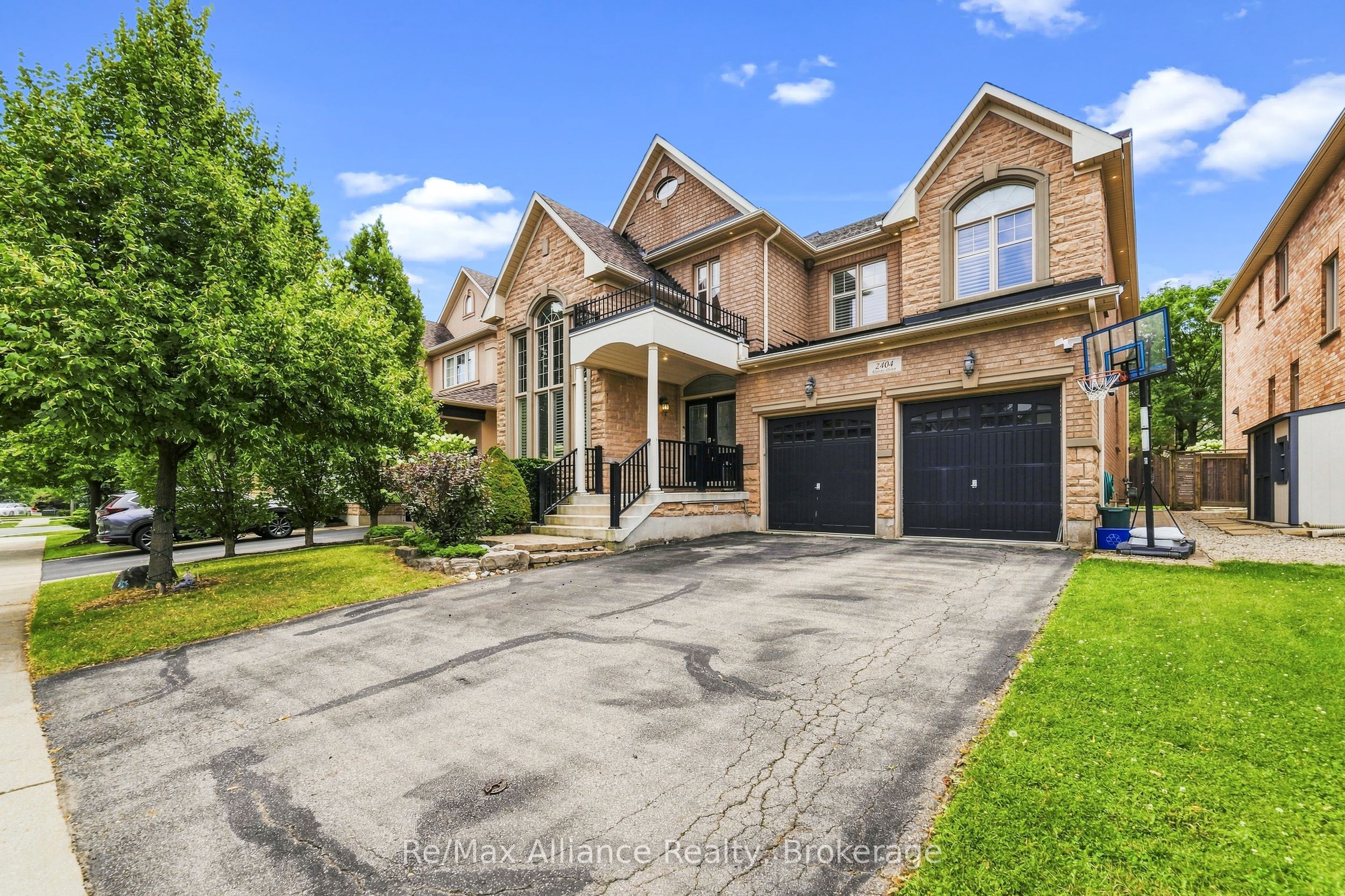 2404 Rideau Drive, Oakville, ON L6H 7P8 photo 2