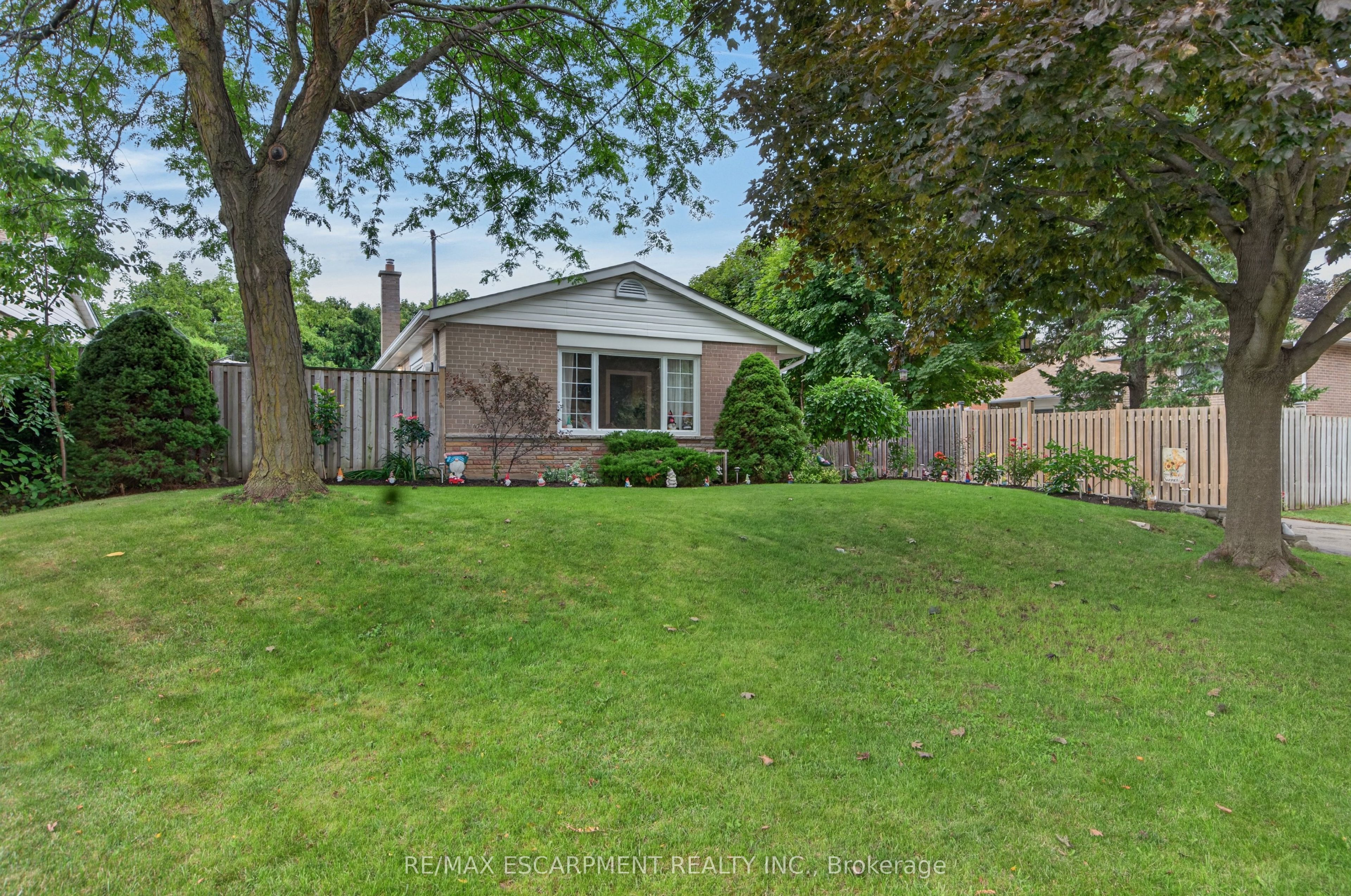 3 Cumbrian Court, Brampton, ON L6X 2J7