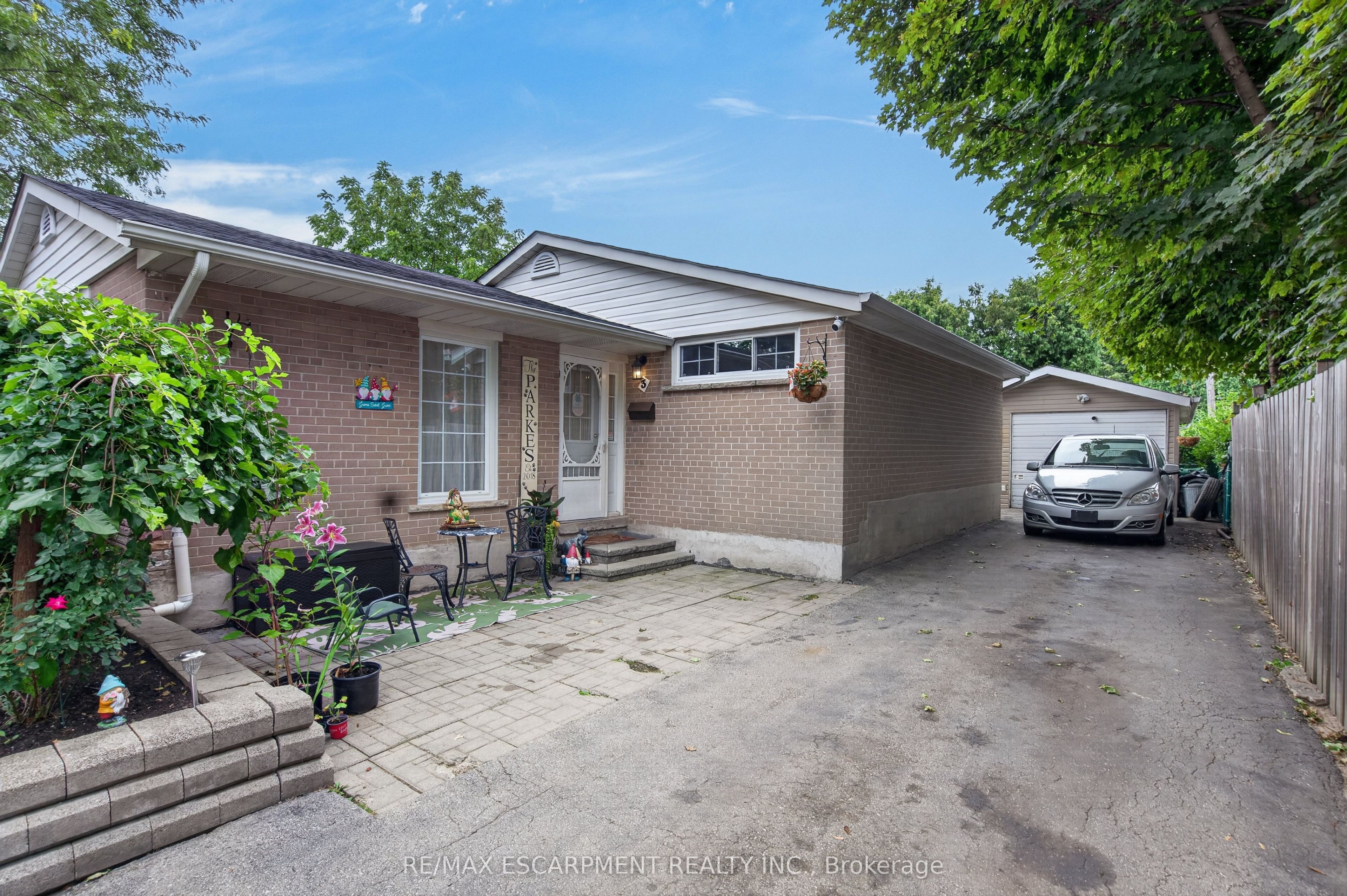 3 Cumbrian Court, Brampton, ON L6X 2J7 photo 2