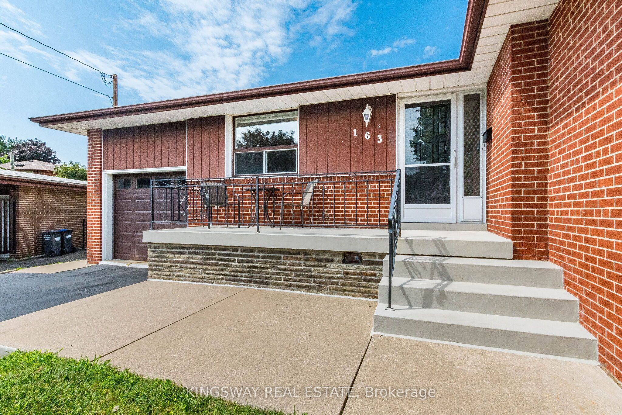 163 Floradale Drive, Mississauga, ON L5B 1G2 photo 2