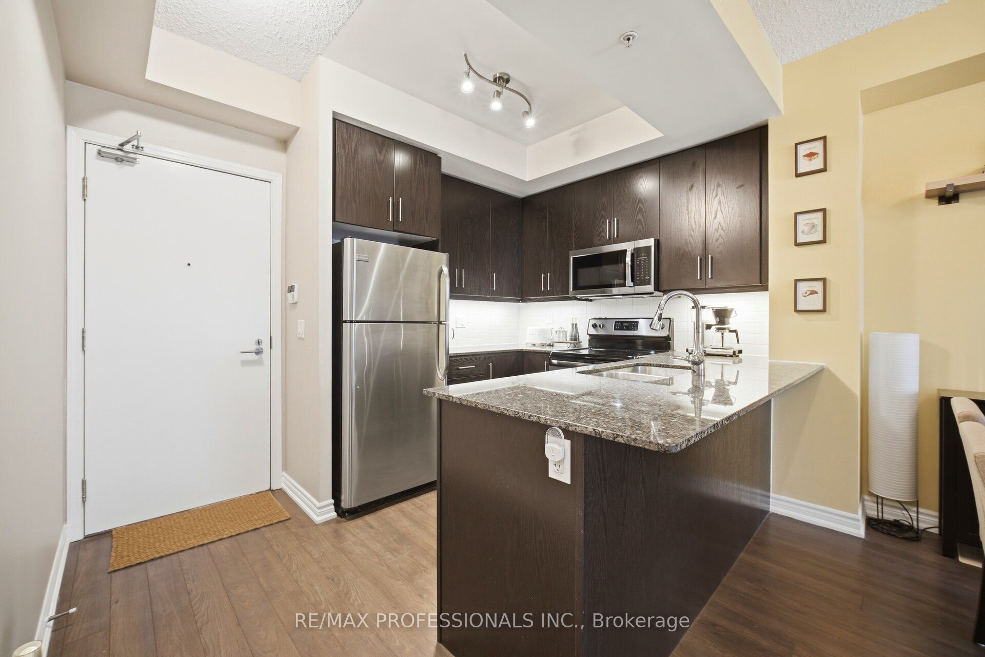 15 James Finlay Way 922, Toronto, ON M3M 0B3 photo 4