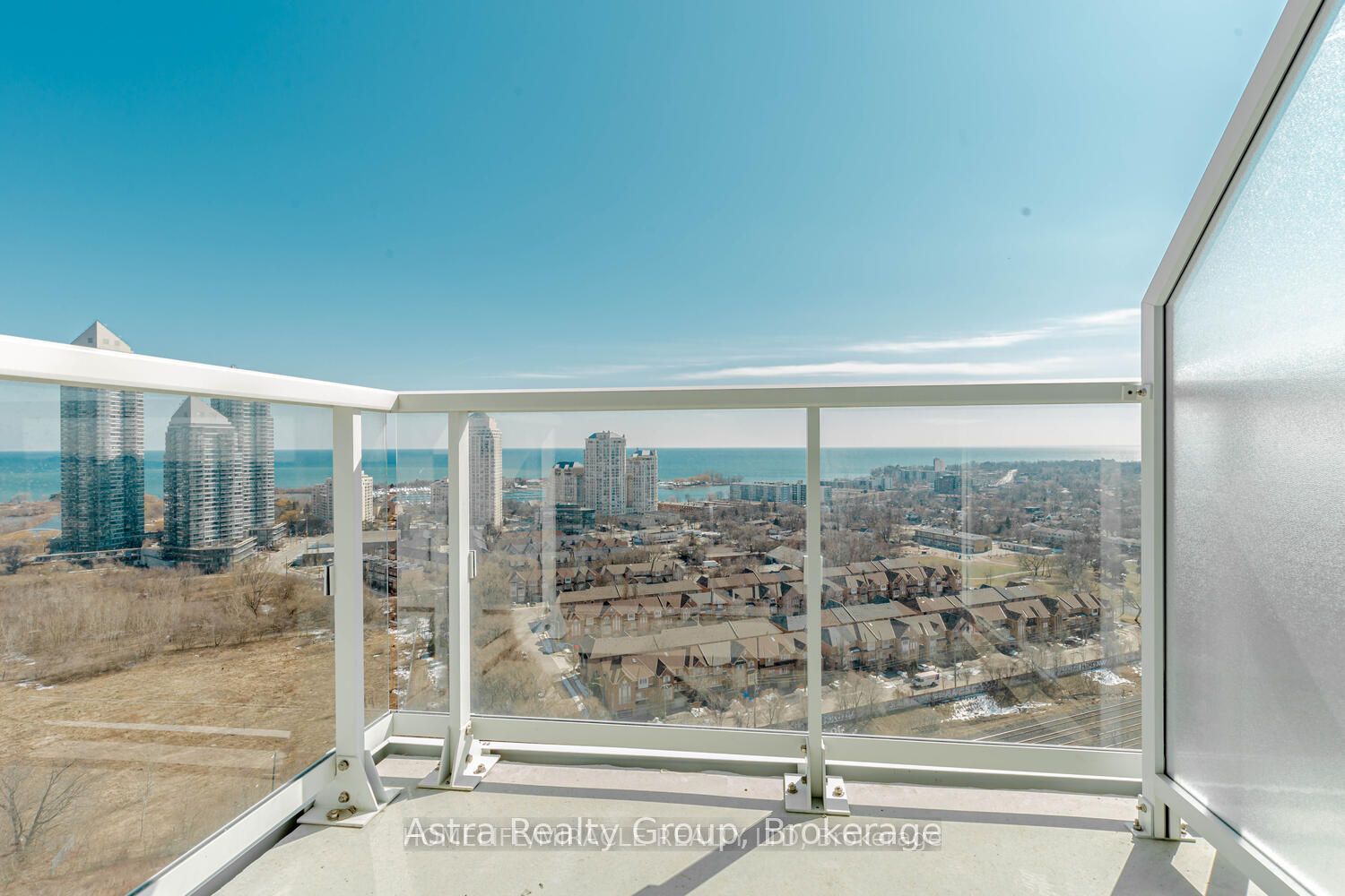 251 Manitoba Street 2207, Toronto, ON M8Y 4G9 photo 2