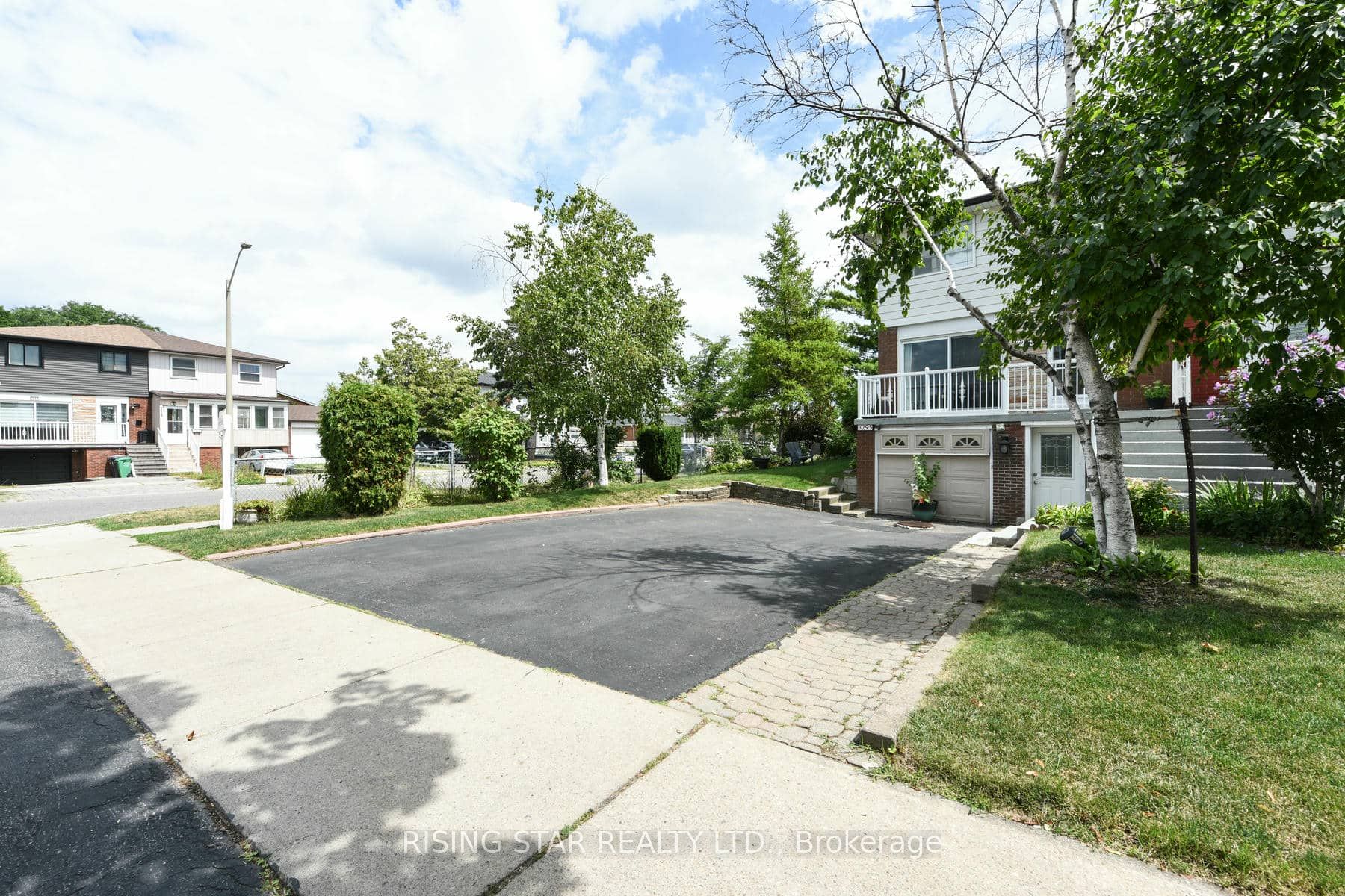 3295 Chipley Crescent, Mississauga, ON L4T 2E3 photo 2