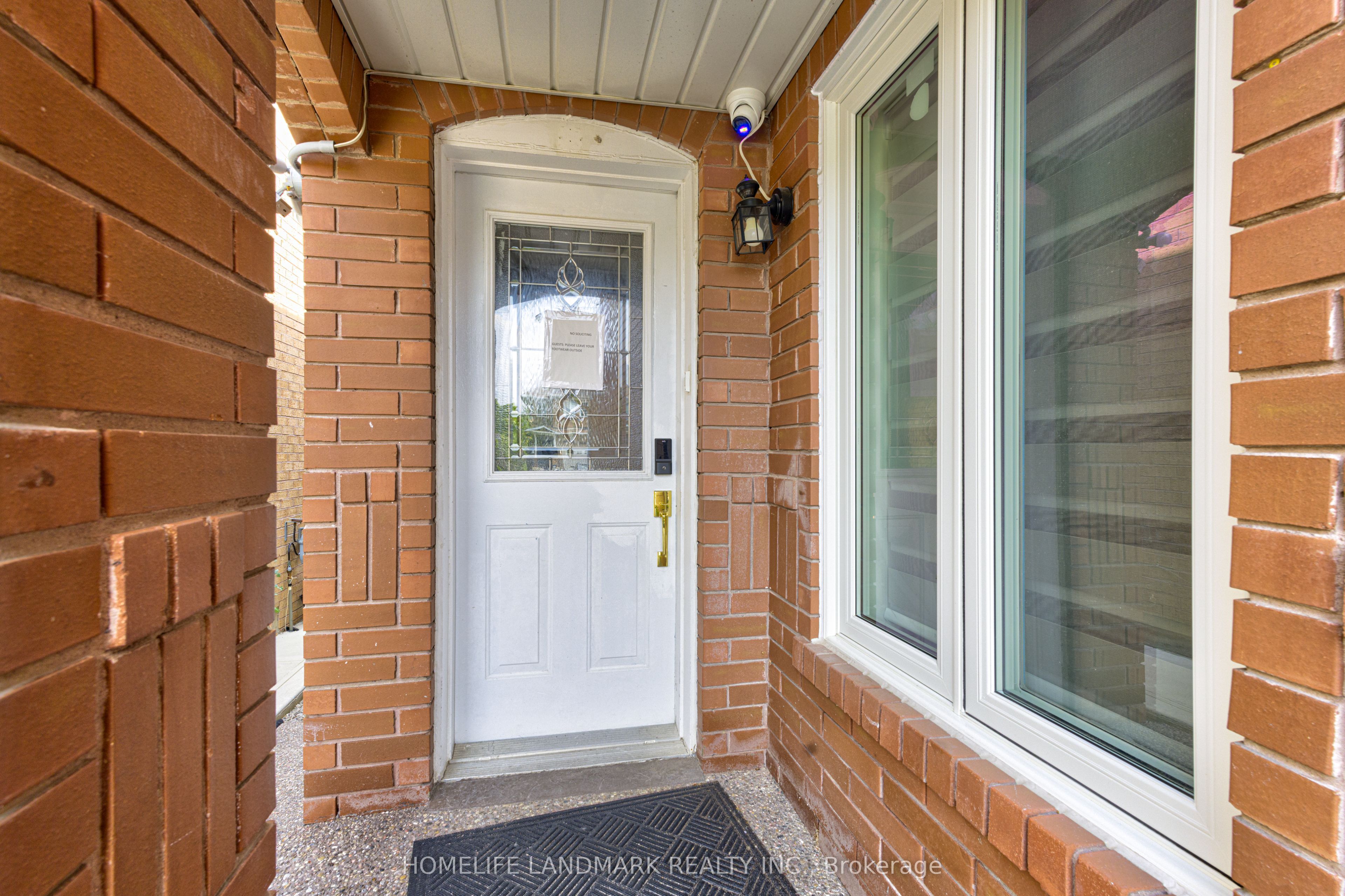 1192 Prestonwood Crescent, Mississauga, ON L5V 2V3 photo 2