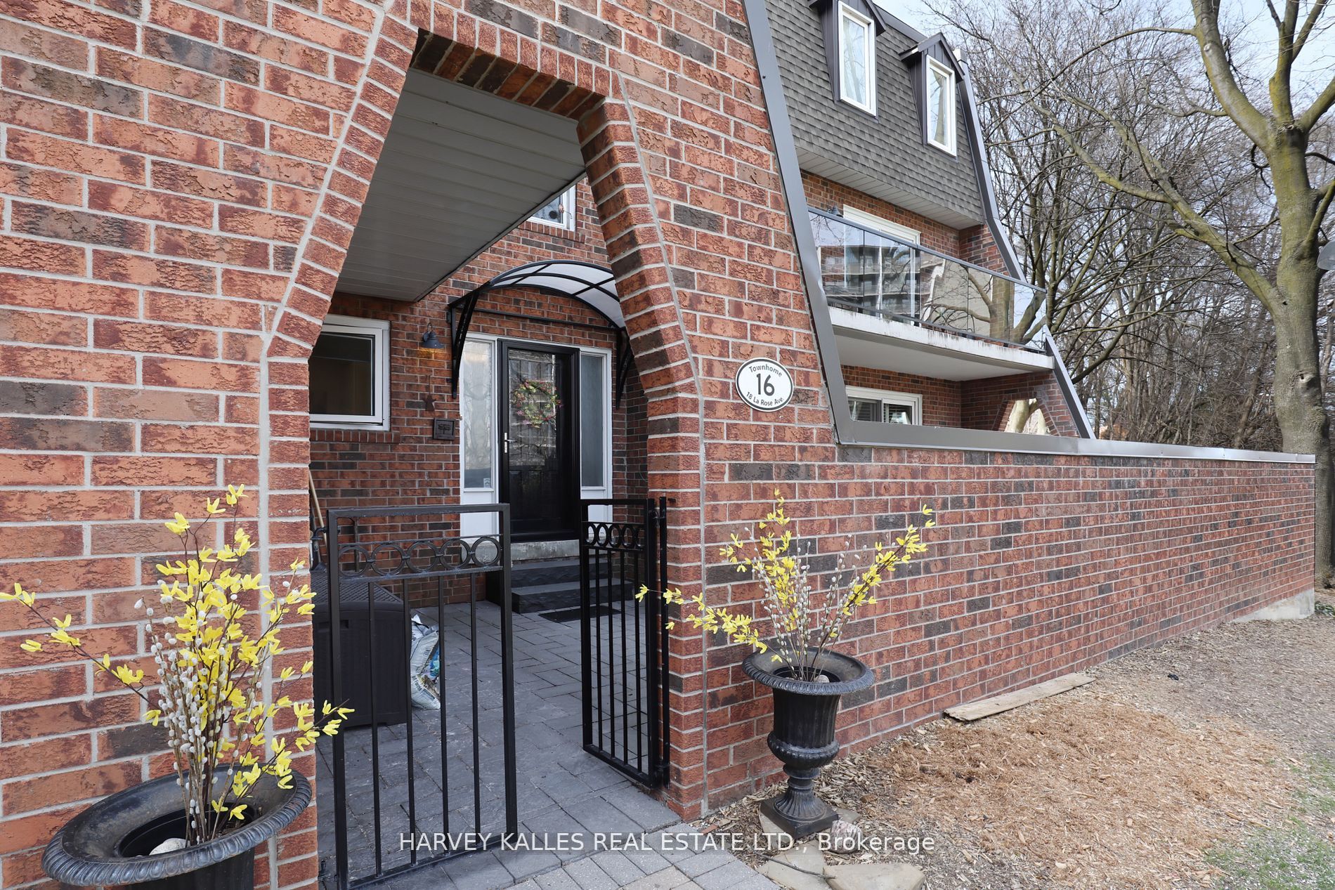 18 La Rose Avenue TH16, Toronto, ON M9P 1A5 photo 2