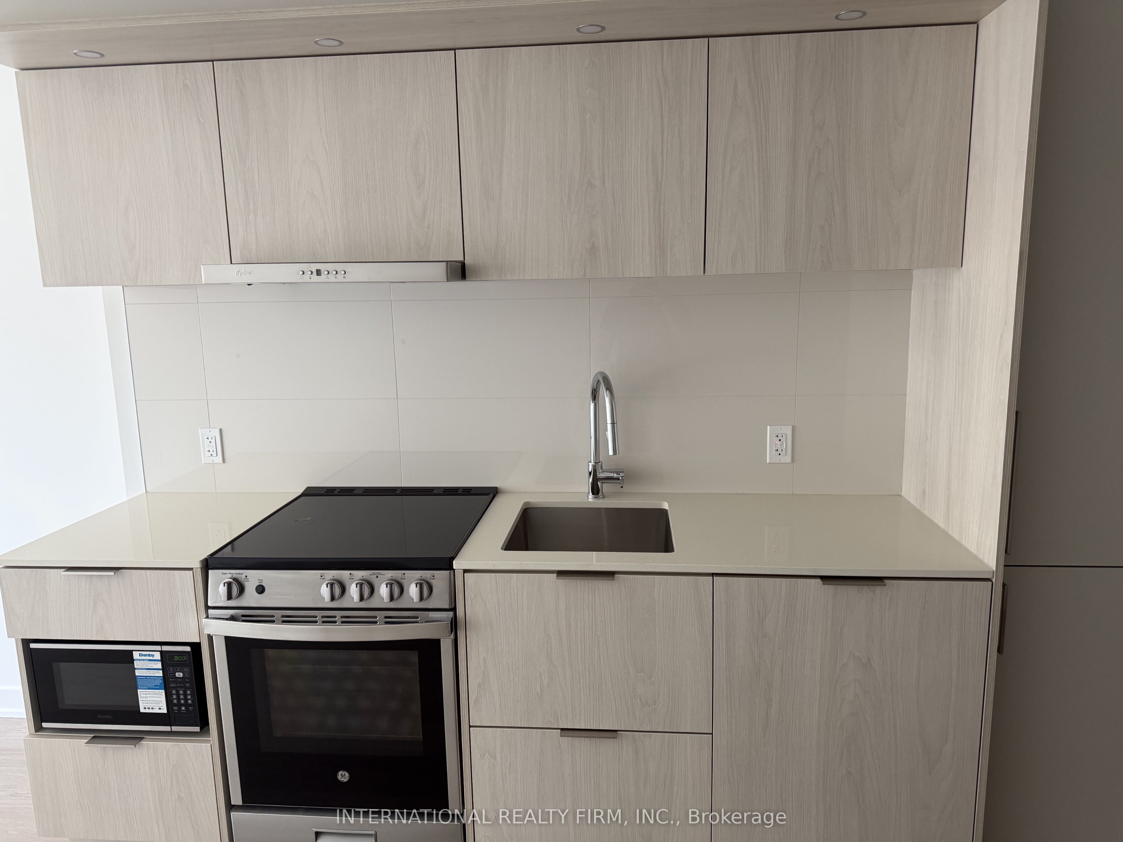 448 Burnhamthorpe Road W 425, Mississauga, ON L5B 0R4 photo 2