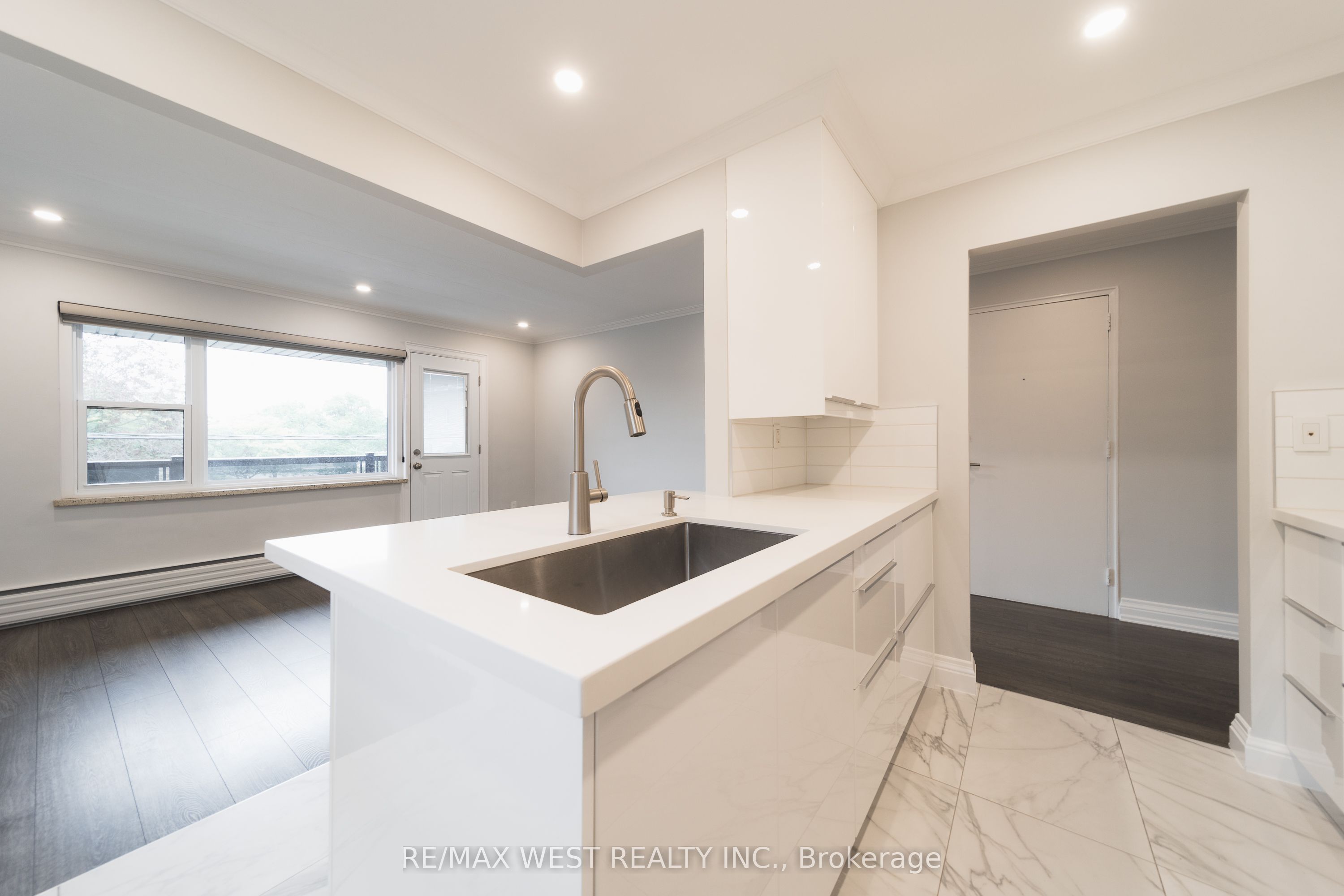 237 Melrose Street 7, Toronto, ON M8Y 1B8 photo 2