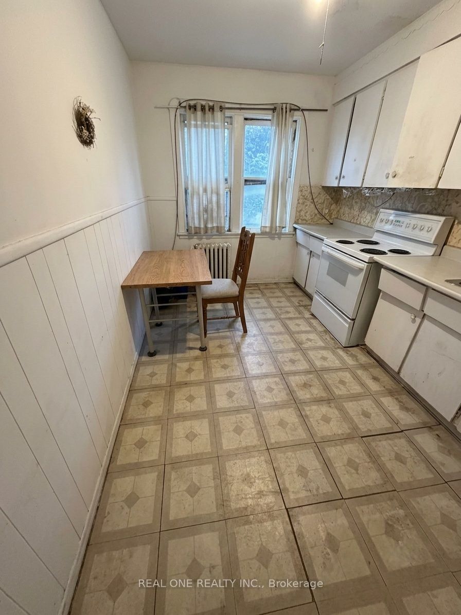 3287 Lake Shore Boulevard W Room1, Toronto, ON M8W 1M8 photo 3