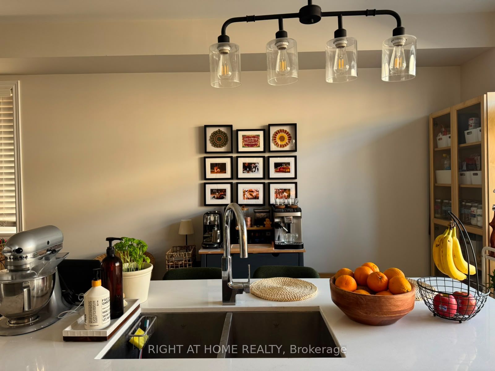 31 Edward Horton Crescent, Toronto, ON M8Z 0E7 photo 4