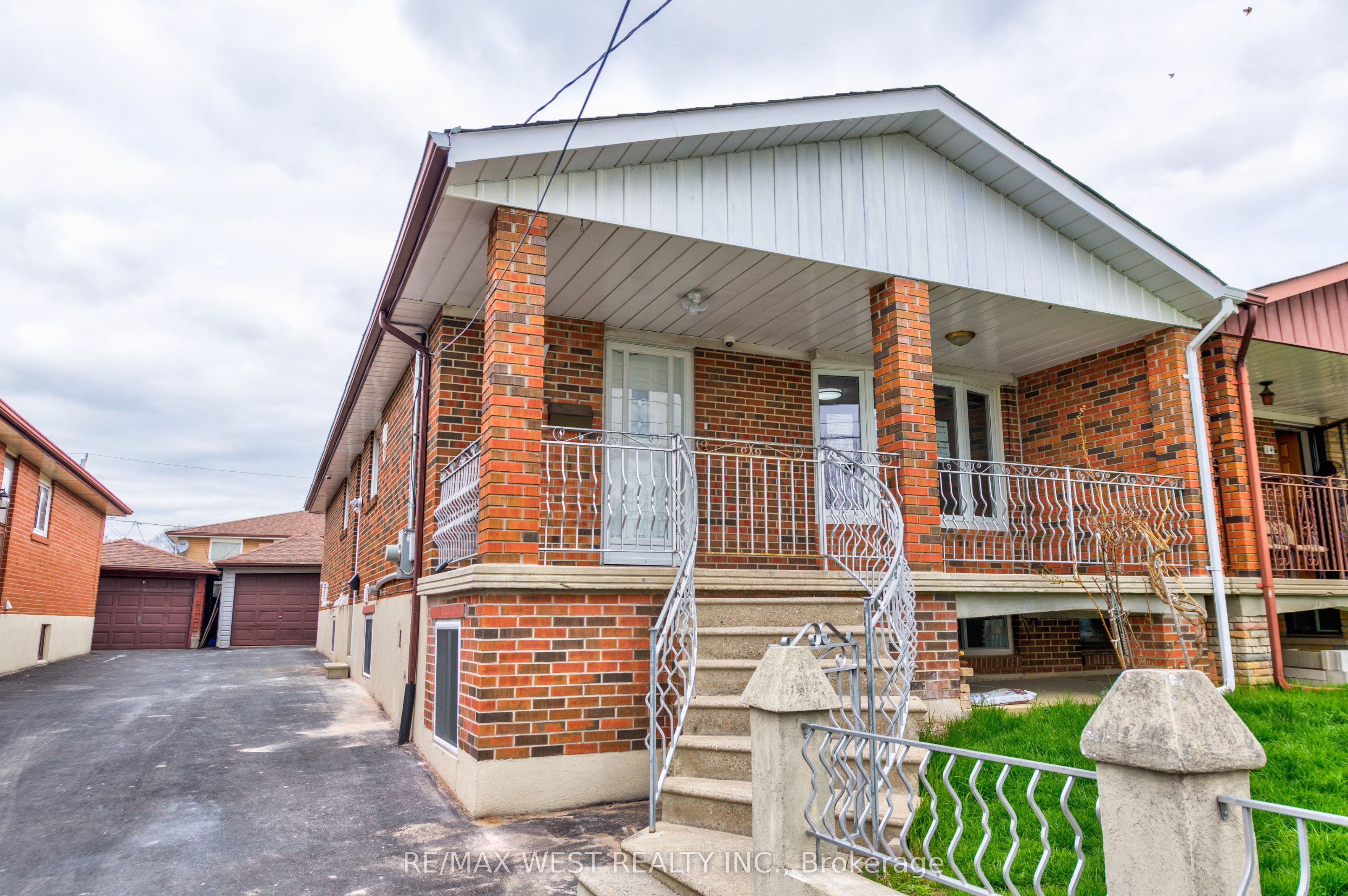 16 Hasbrooke Drive Main Lvl, Toronto, ON M9L 1A1 photo 2