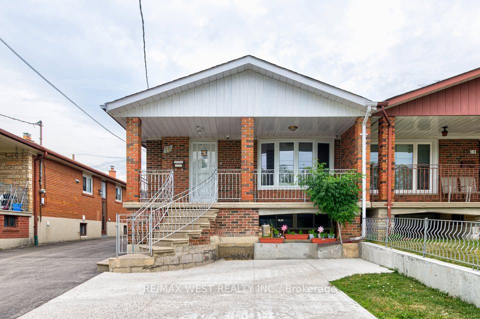 16 Hasbrooke Drive Main Lvl, Toronto, ON M9L 1A1 photo 3