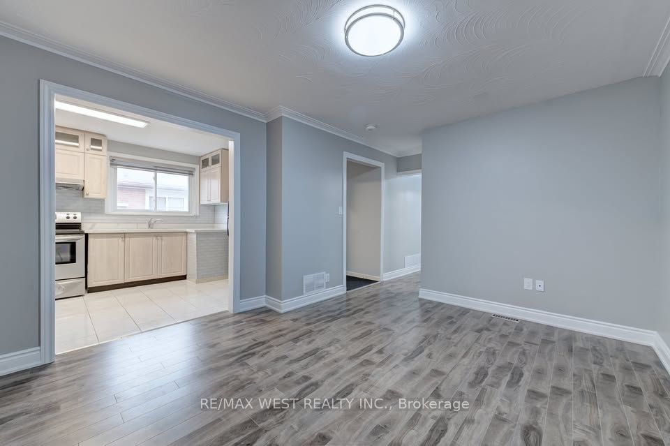 16 Hasbrooke Drive Main Lvl, Toronto, ON M9L 1A1 photo 4