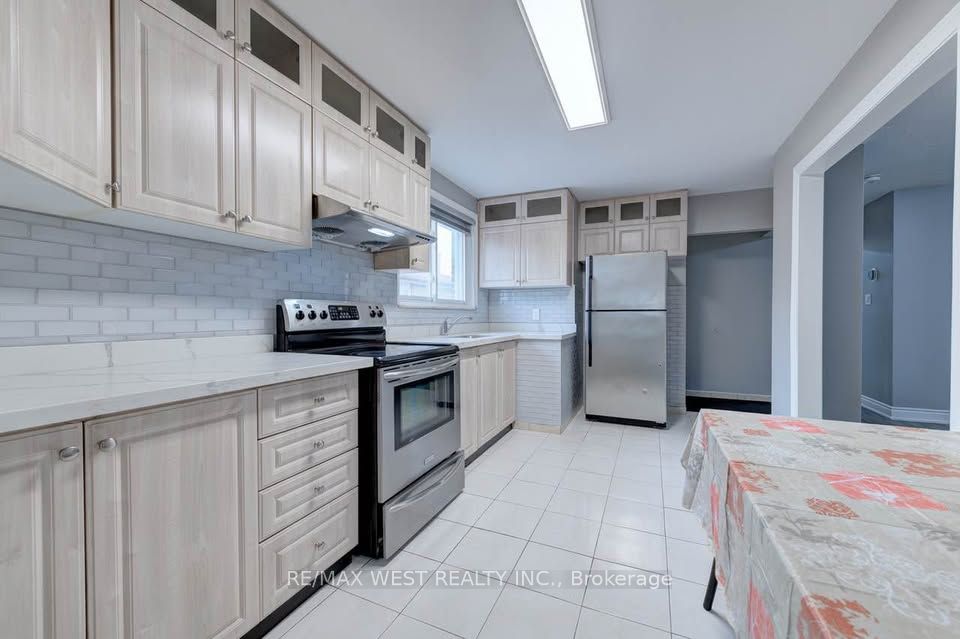 16 Hasbrooke Drive Main Lvl, Toronto, ON M9L 1A1 photo 5