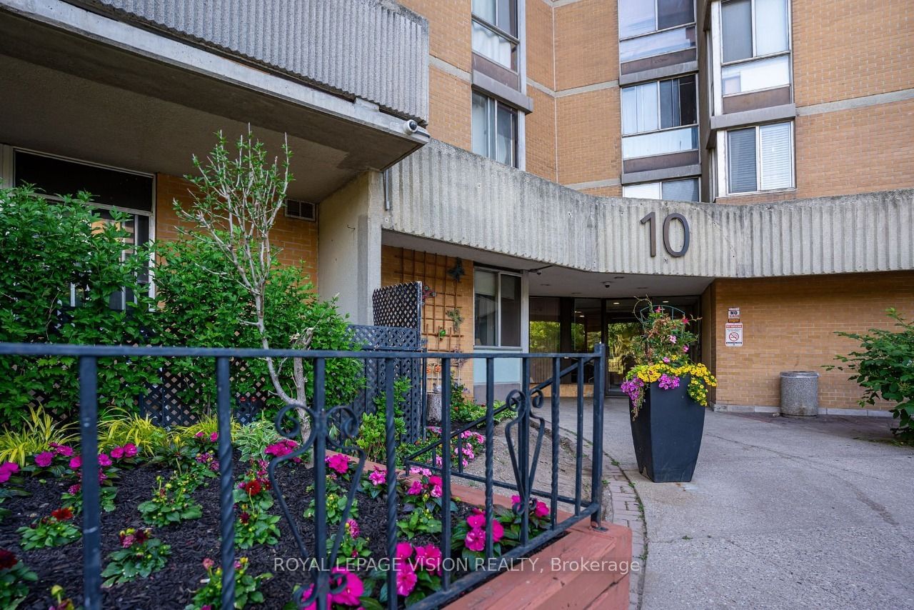 10 Martha Eaton Way S 2107, Toronto, ON M6M 5B3 photo 3