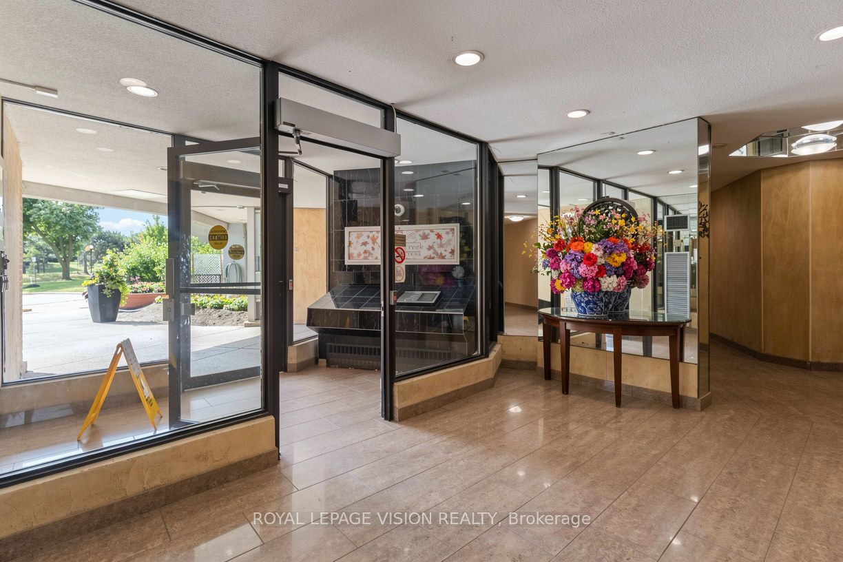 10 Martha Eaton Way S 2107, Toronto, ON M6M 5B3 photo 4