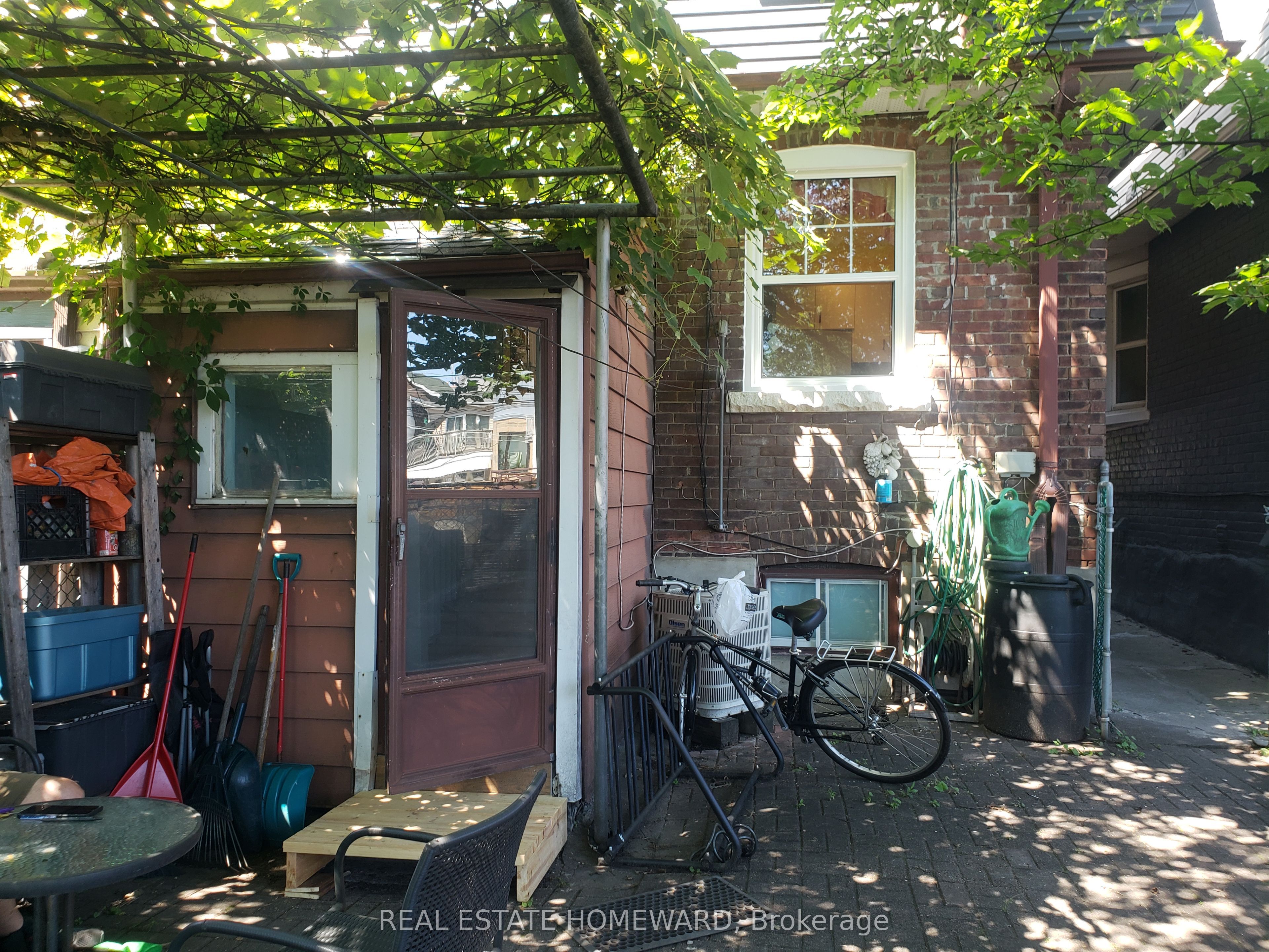 687 Dupont Street 2  (1st Flr), Toronto, ON M6G 1Z5