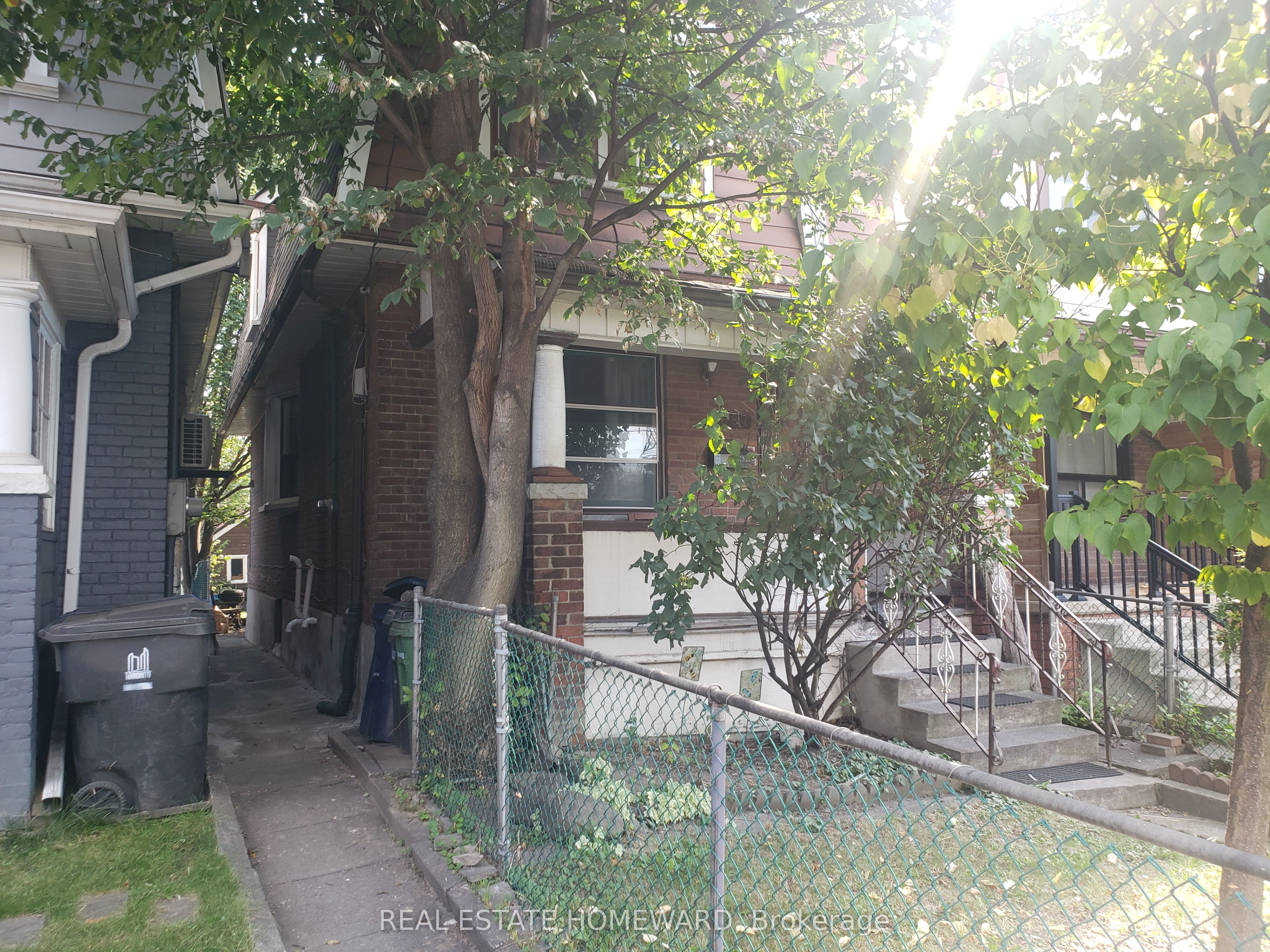 687 Dupont Street 2  (1st Flr), Toronto, ON M6G 1Z5 photo 2