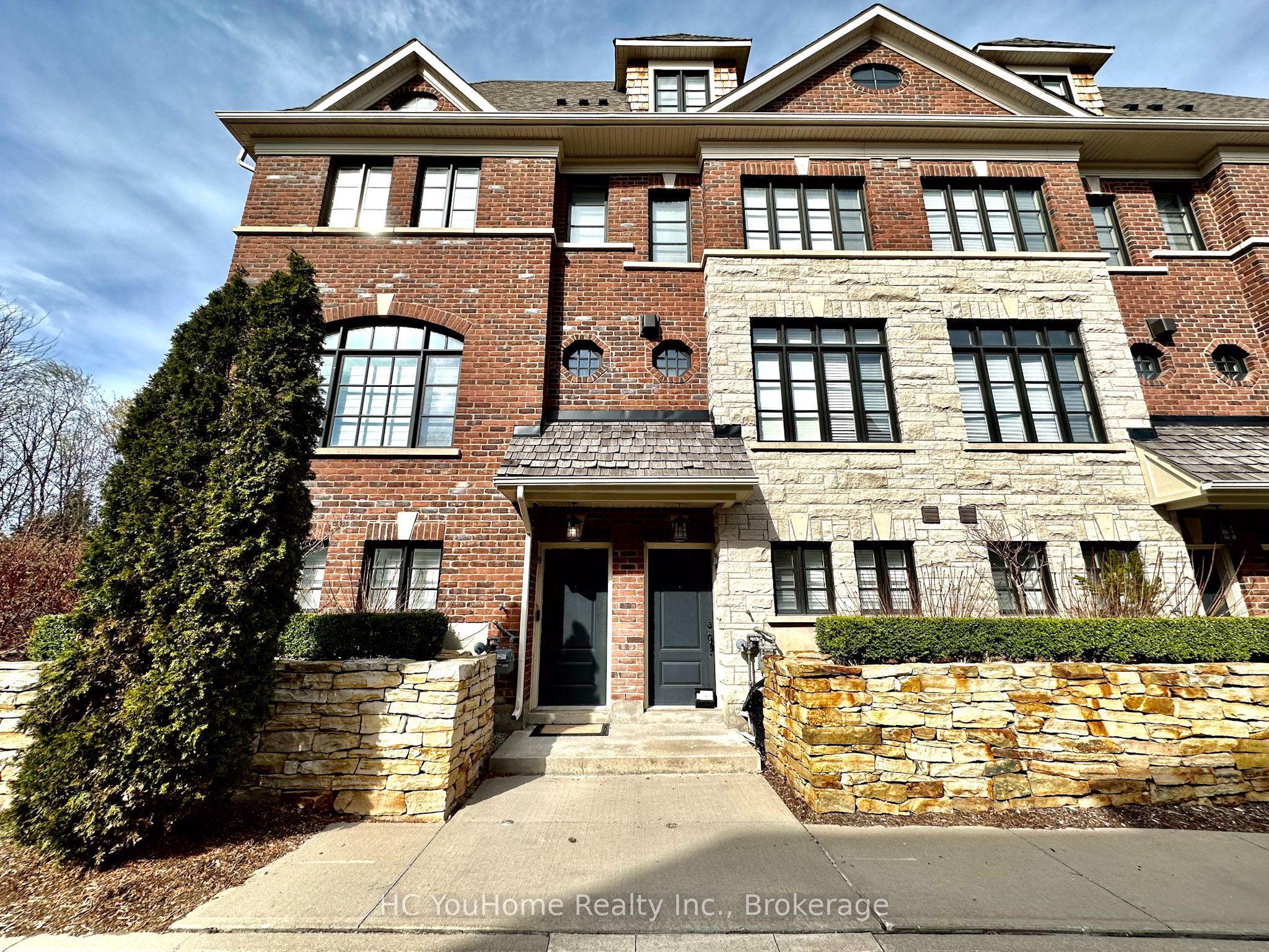 2097 Queensborough Gate, Mississauga, ON L5M 0X9