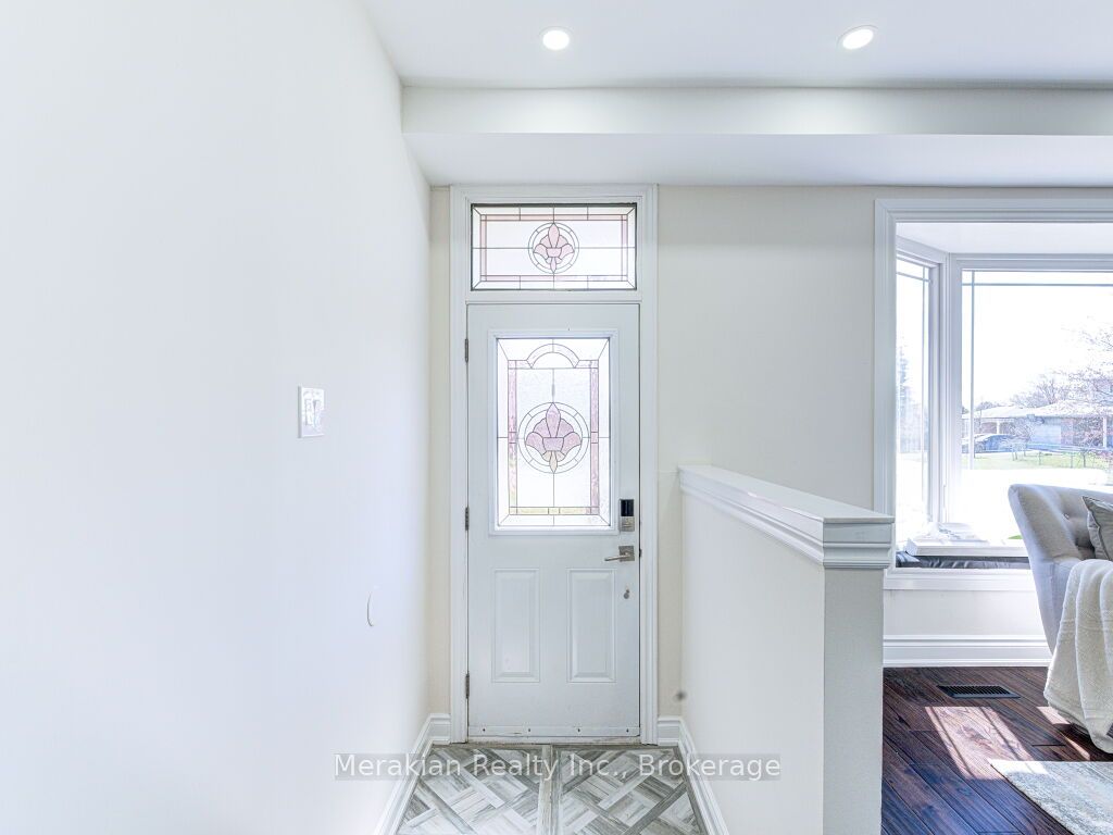 214 Folkstone Crescent, Brampton, ON L6T 3N6 photo 2