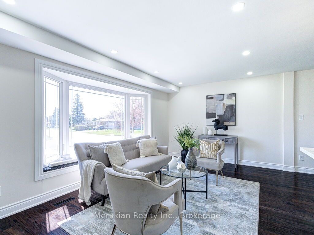 214 Folkstone Crescent, Brampton, ON L6T 3N6 photo 3