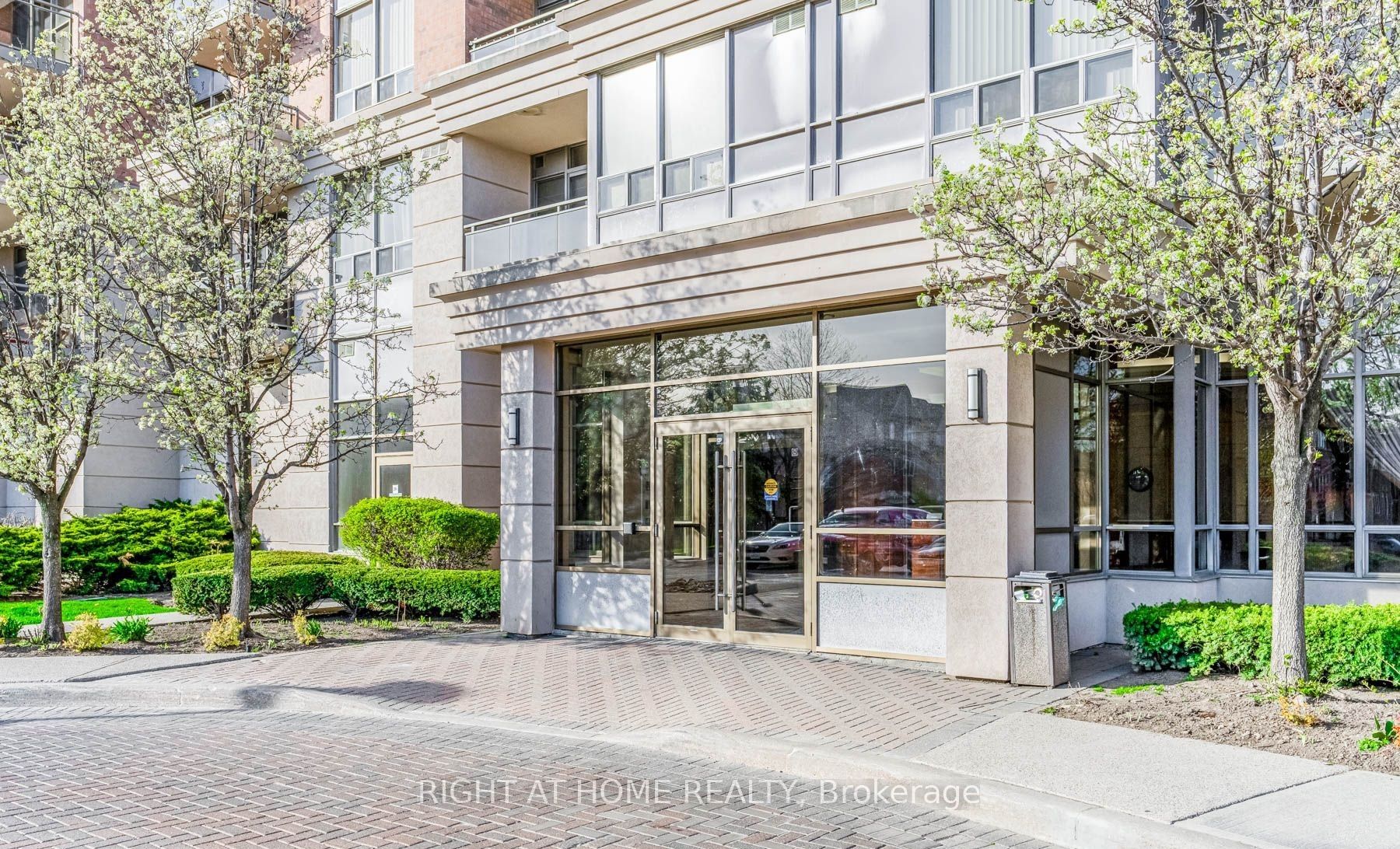 55 Strathaven Drive 1007, Mississauga, ON L5R 4G9 photo 2