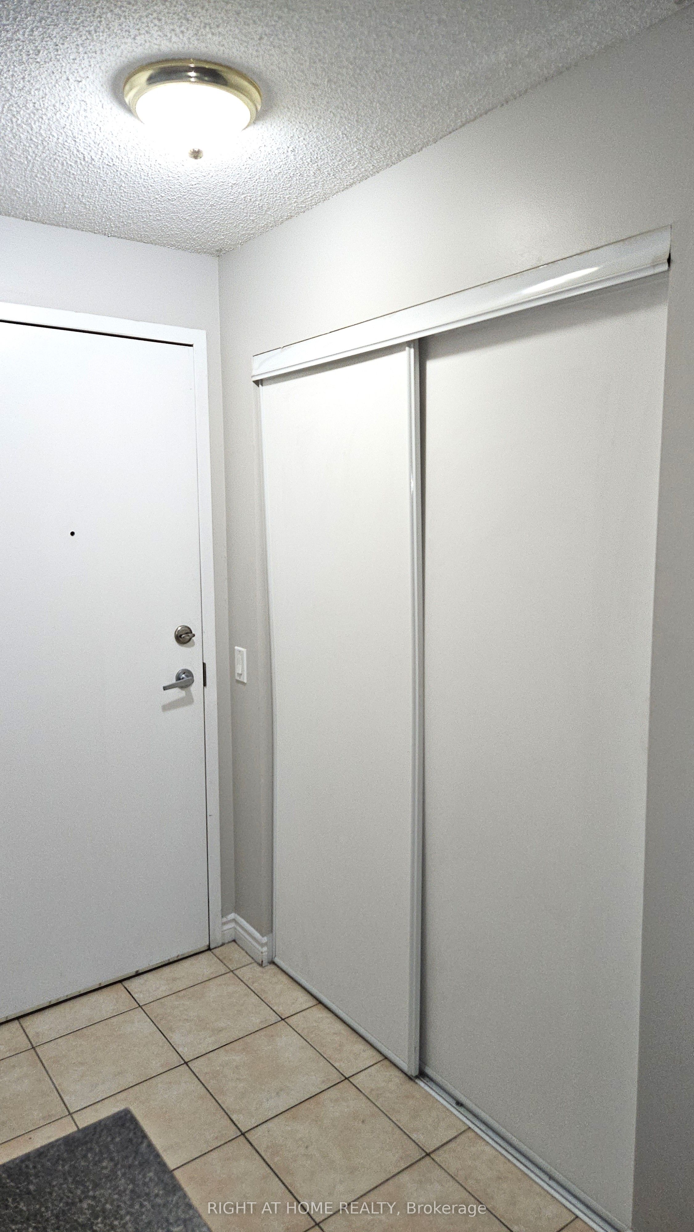 55 Strathaven Drive 1007, Mississauga, ON L5R 4G9 photo 4