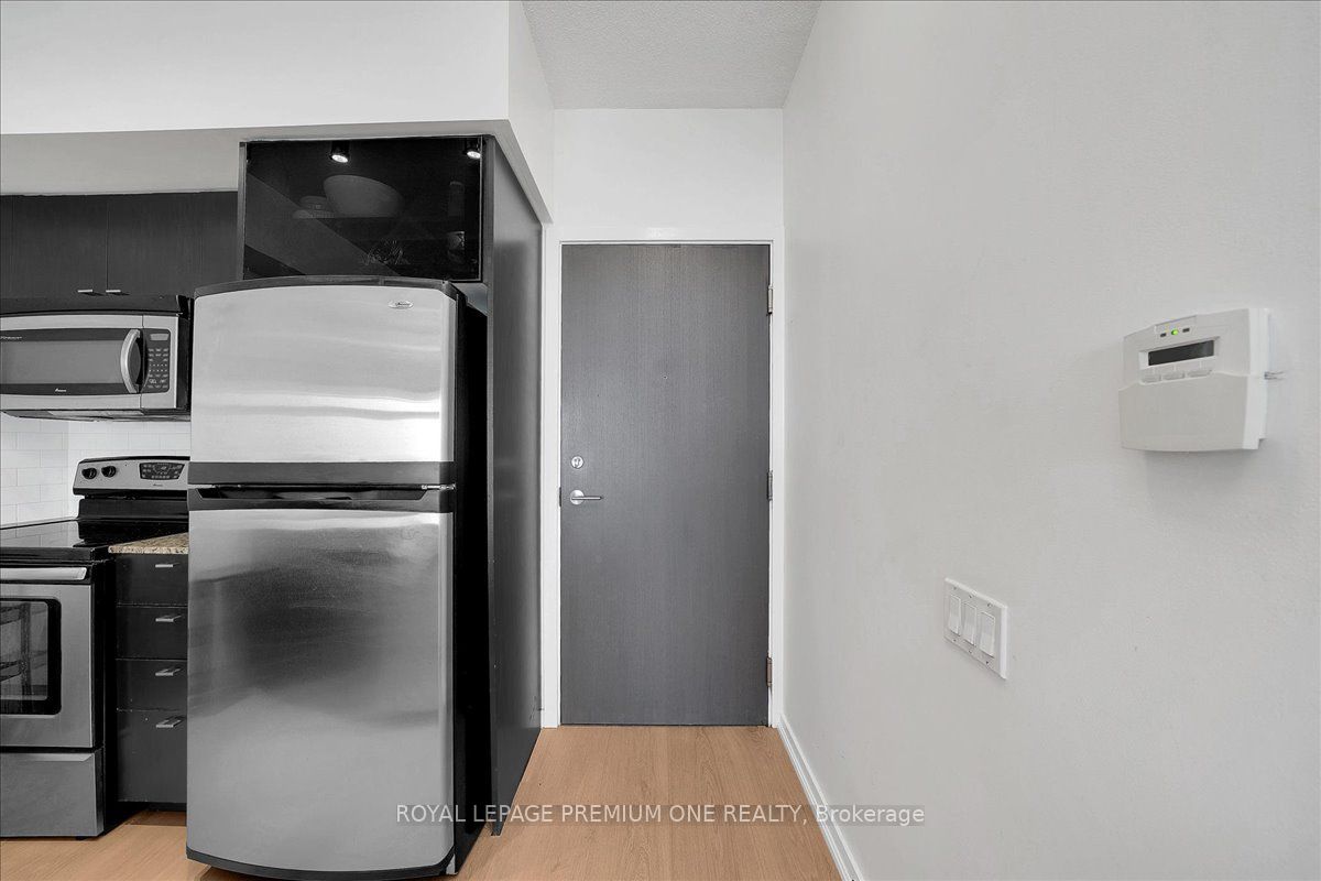 103 The Queensway 901, Toronto, ON M6S 5B3 photo 4